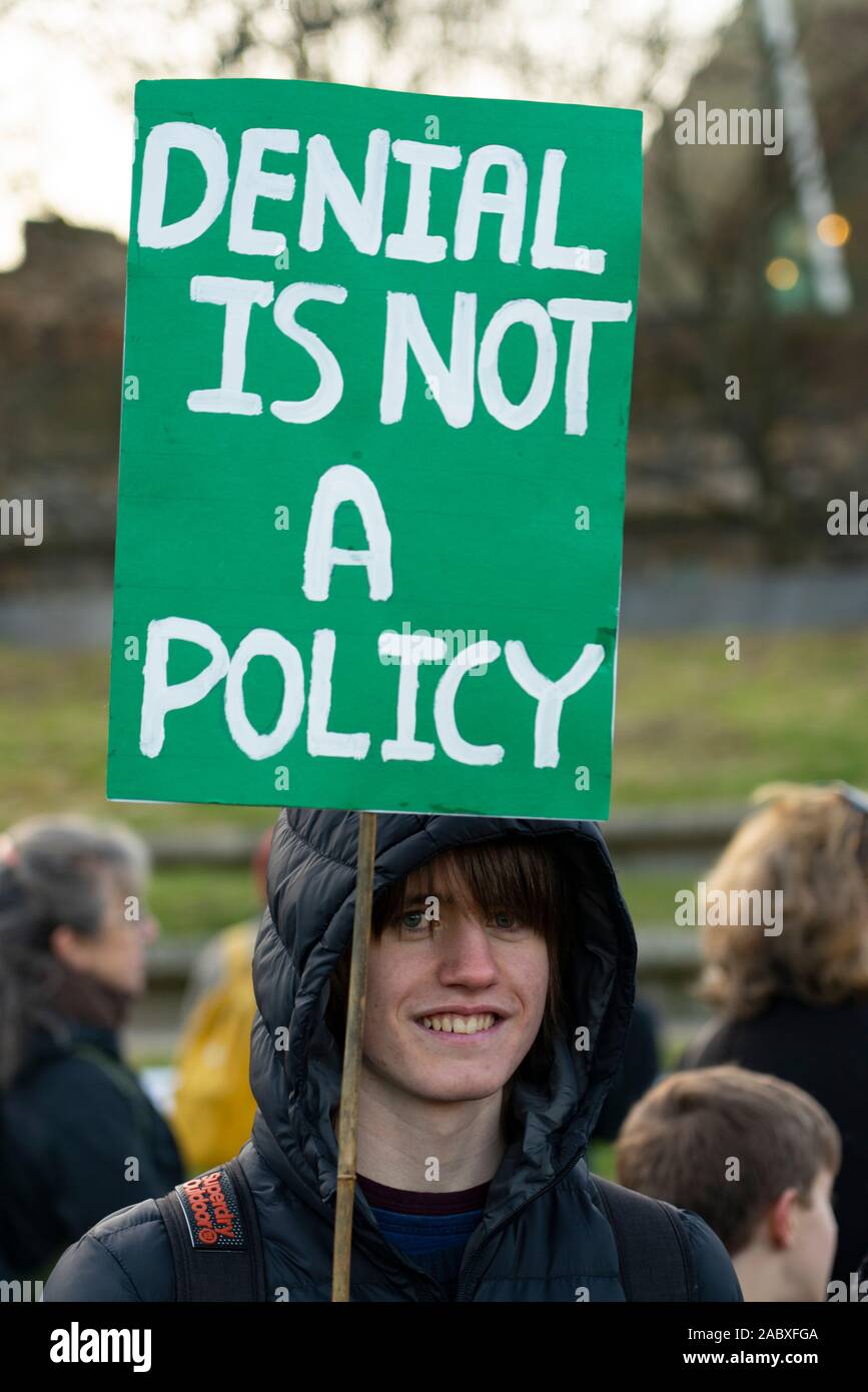 Edinburgh, Schottland, Großbritannien. 29 Nov, 2019. Junge Demonstranten außerhalb des Schottischen Parlamentsgebäude in Holyrood, Edinburgh versammelten Global Climate Action Day zu markieren. Ähnliche Proteste in vielen Europäischen Städten aufgetreten. Credit: Iain Masterton/Alamy leben Nachrichten Stockfoto
