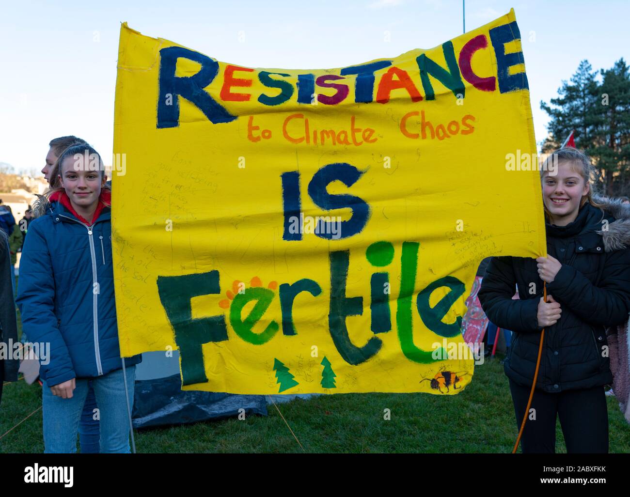 Edinburgh, Schottland, Großbritannien. 29 Nov, 2019. Junge Demonstranten außerhalb des Schottischen Parlamentsgebäude in Holyrood, Edinburgh versammelten Global Climate Action Day zu markieren. Ähnliche Proteste in vielen Europäischen Städten aufgetreten. Credit: Iain Masterton/Alamy leben Nachrichten Stockfoto