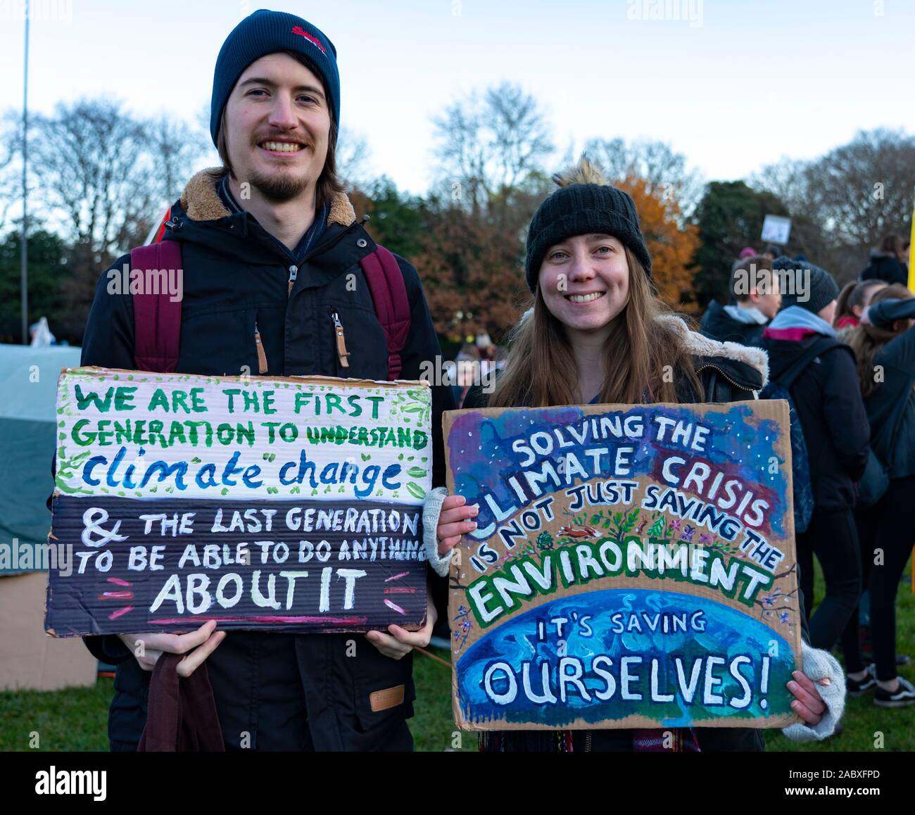 Edinburgh, Schottland, Großbritannien. 29 Nov, 2019. Junge Demonstranten außerhalb des Schottischen Parlamentsgebäude in Holyrood, Edinburgh versammelten Global Climate Action Day zu markieren. Ähnliche Proteste in vielen Europäischen Städten aufgetreten. Credit: Iain Masterton/Alamy leben Nachrichten Stockfoto