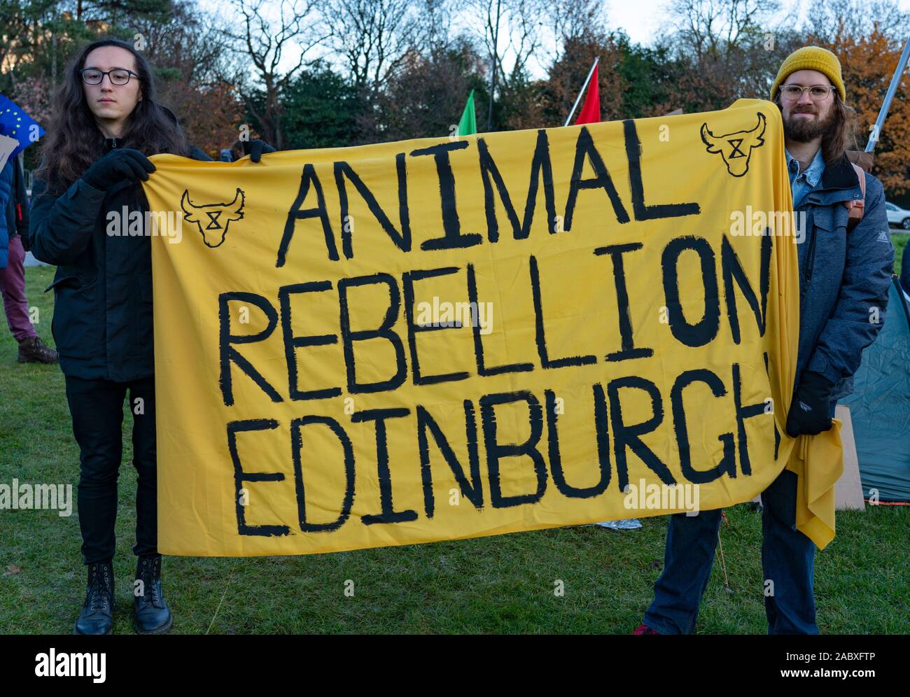 Edinburgh, Schottland, Großbritannien. 29 Nov, 2019. Junge Demonstranten außerhalb des Schottischen Parlamentsgebäude in Holyrood, Edinburgh versammelten Global Climate Action Day zu markieren. Ähnliche Proteste in vielen Europäischen Städten aufgetreten. Credit: Iain Masterton/Alamy leben Nachrichten Stockfoto