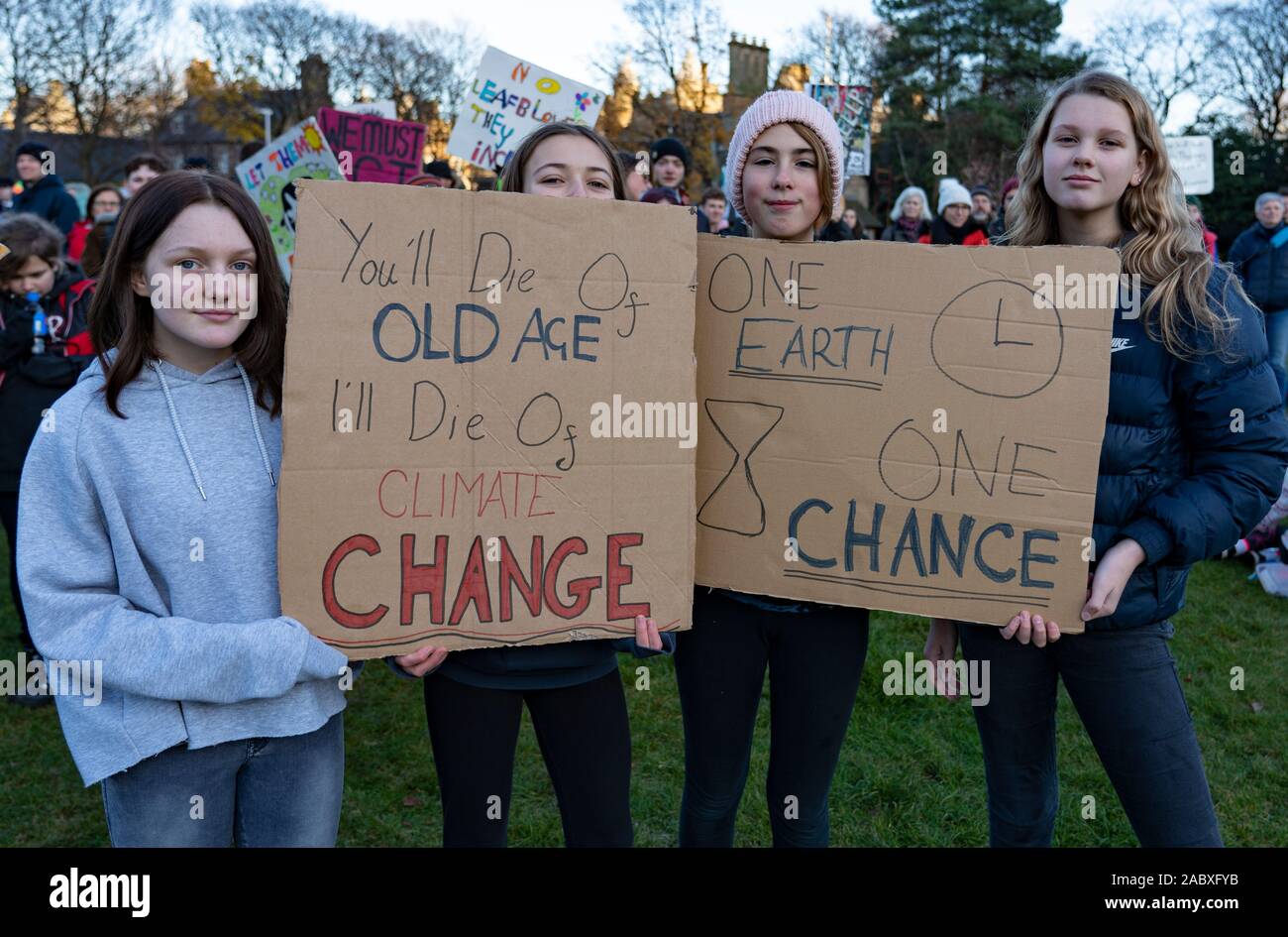 Edinburgh, Schottland, Großbritannien. 29 Nov, 2019. Junge Demonstranten außerhalb des Schottischen Parlamentsgebäude in Holyrood, Edinburgh versammelten Global Climate Action Day zu markieren. Ähnliche Proteste in vielen Europäischen Städten aufgetreten. Credit: Iain Masterton/Alamy leben Nachrichten Stockfoto
