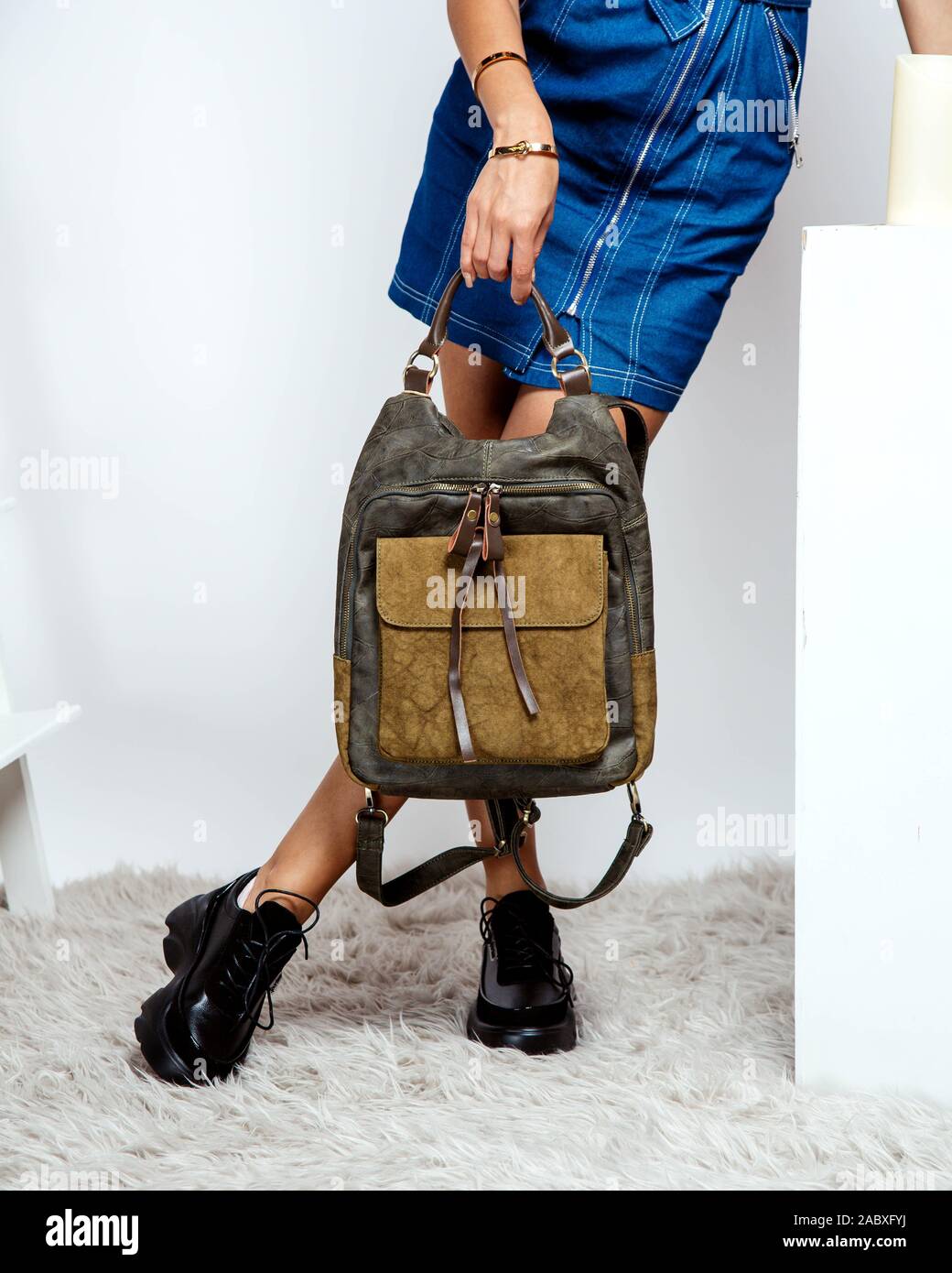 Frau mit khaki Leder Rucksack Stockfoto