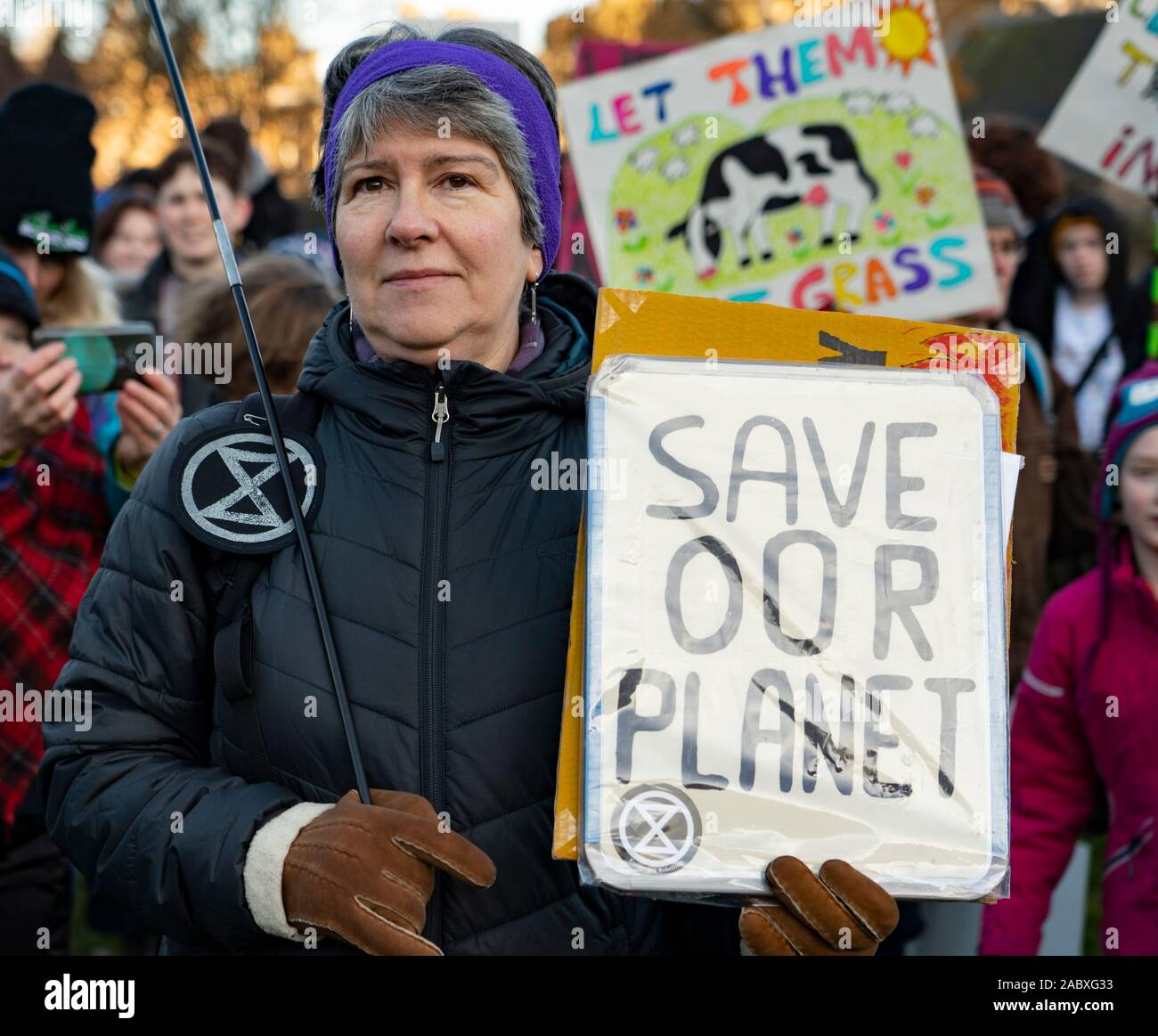 Edinburgh, Schottland, Großbritannien. 29 Nov, 2019. Junge Demonstranten außerhalb des Schottischen Parlamentsgebäude in Holyrood, Edinburgh versammelten Global Climate Action Day zu markieren. Ähnliche Proteste in vielen Europäischen Städten aufgetreten. Credit: Iain Masterton/Alamy leben Nachrichten Stockfoto