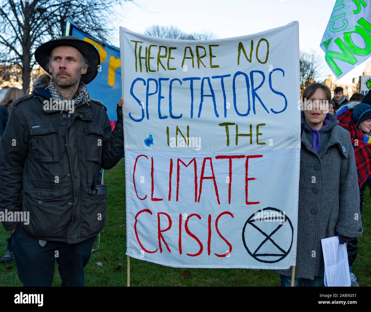 Edinburgh, Schottland, Großbritannien. 29 Nov, 2019. Junge Demonstranten außerhalb des Schottischen Parlamentsgebäude in Holyrood, Edinburgh versammelten Global Climate Action Day zu markieren. Ähnliche Proteste in vielen Europäischen Städten aufgetreten. Credit: Iain Masterton/Alamy leben Nachrichten Stockfoto