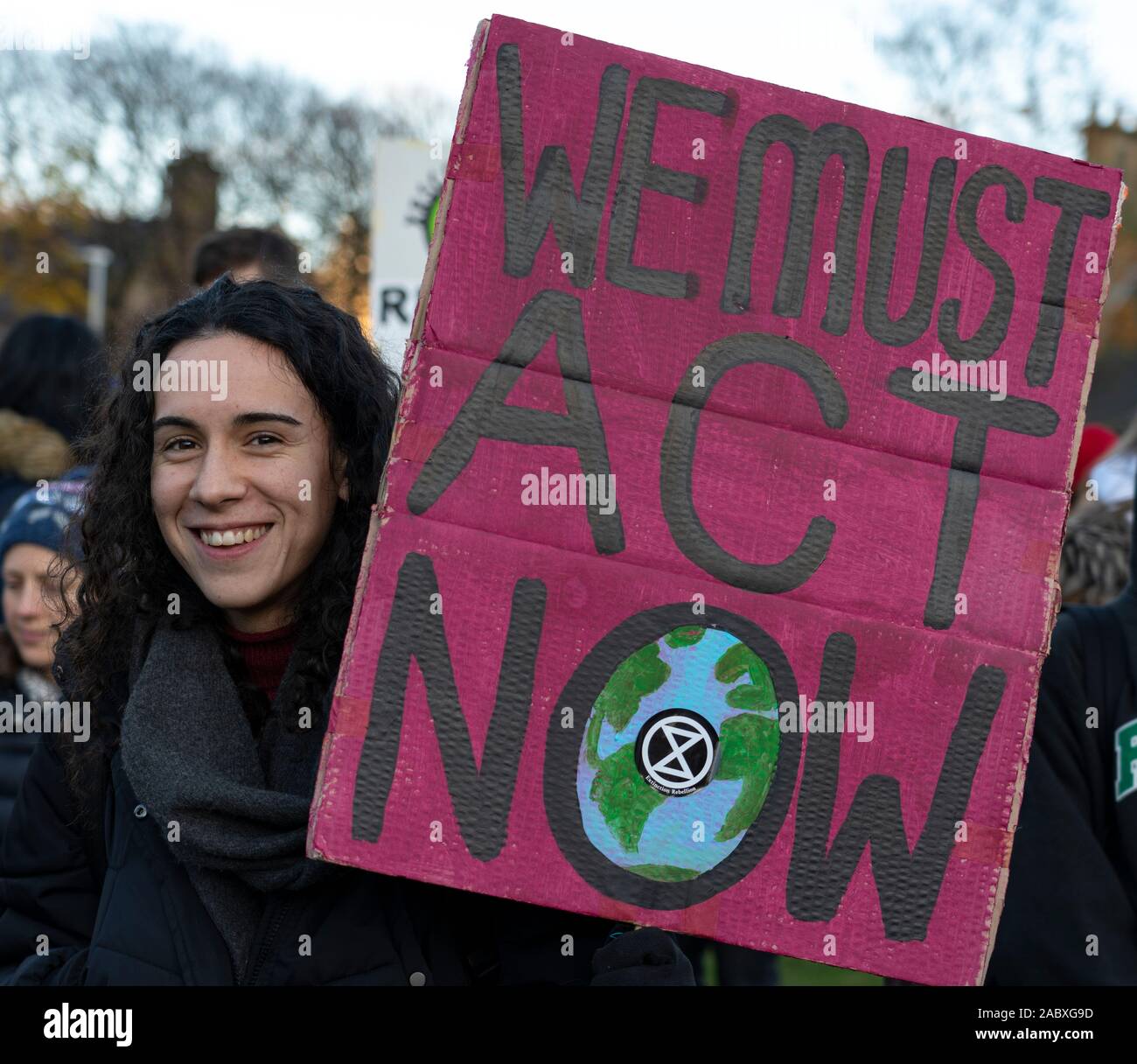 Edinburgh, Schottland, Großbritannien. 29 Nov, 2019. Junge Demonstranten außerhalb des Schottischen Parlamentsgebäude in Holyrood, Edinburgh versammelten Global Climate Action Day zu markieren. Ähnliche Proteste in vielen Europäischen Städten aufgetreten. Credit: Iain Masterton/Alamy leben Nachrichten Stockfoto