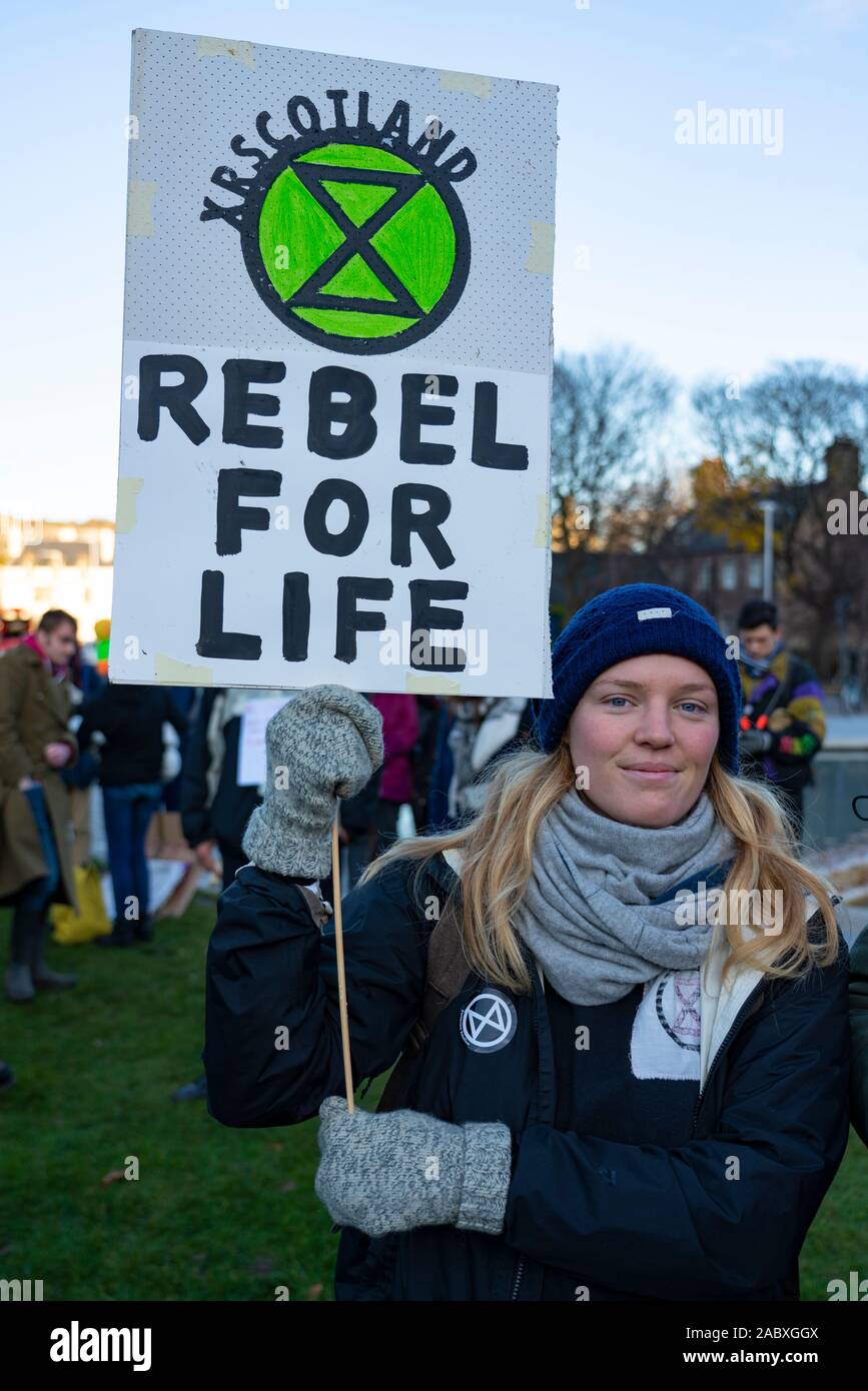 Edinburgh, Schottland, Großbritannien. 29 Nov, 2019. Junge Demonstranten außerhalb des Schottischen Parlamentsgebäude in Holyrood, Edinburgh versammelten Global Climate Action Day zu markieren. Ähnliche Proteste in vielen Europäischen Städten aufgetreten. Credit: Iain Masterton/Alamy leben Nachrichten Stockfoto