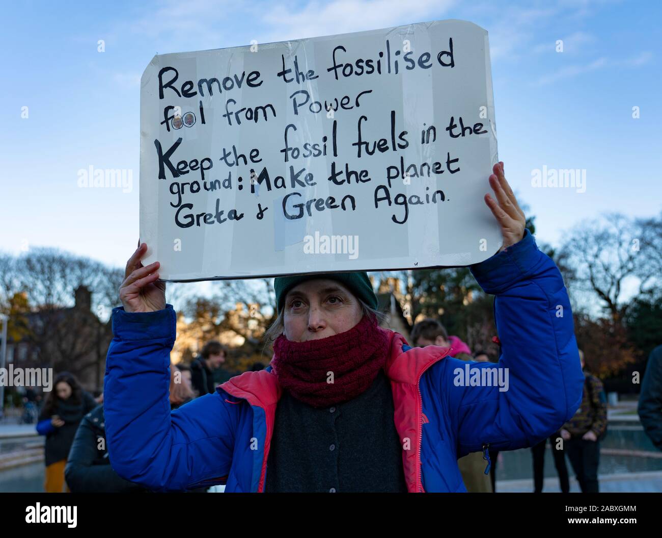 Edinburgh, Schottland, Großbritannien. 29 Nov, 2019. Junge Demonstranten außerhalb des Schottischen Parlamentsgebäude in Holyrood, Edinburgh versammelten Global Climate Action Day zu markieren. Ähnliche Proteste in vielen Europäischen Städten aufgetreten. Credit: Iain Masterton/Alamy leben Nachrichten Stockfoto