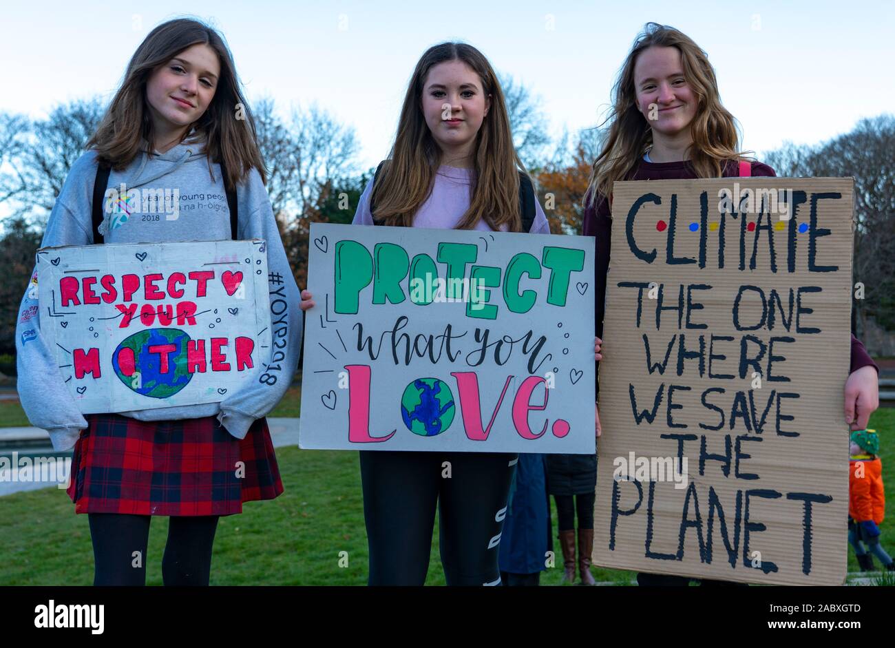 Edinburgh, Schottland, Großbritannien. 29 Nov, 2019. Junge Demonstranten außerhalb des Schottischen Parlamentsgebäude in Holyrood, Edinburgh versammelten Global Climate Action Day zu markieren. Ähnliche Proteste in vielen Europäischen Städten aufgetreten. Credit: Iain Masterton/Alamy leben Nachrichten Stockfoto