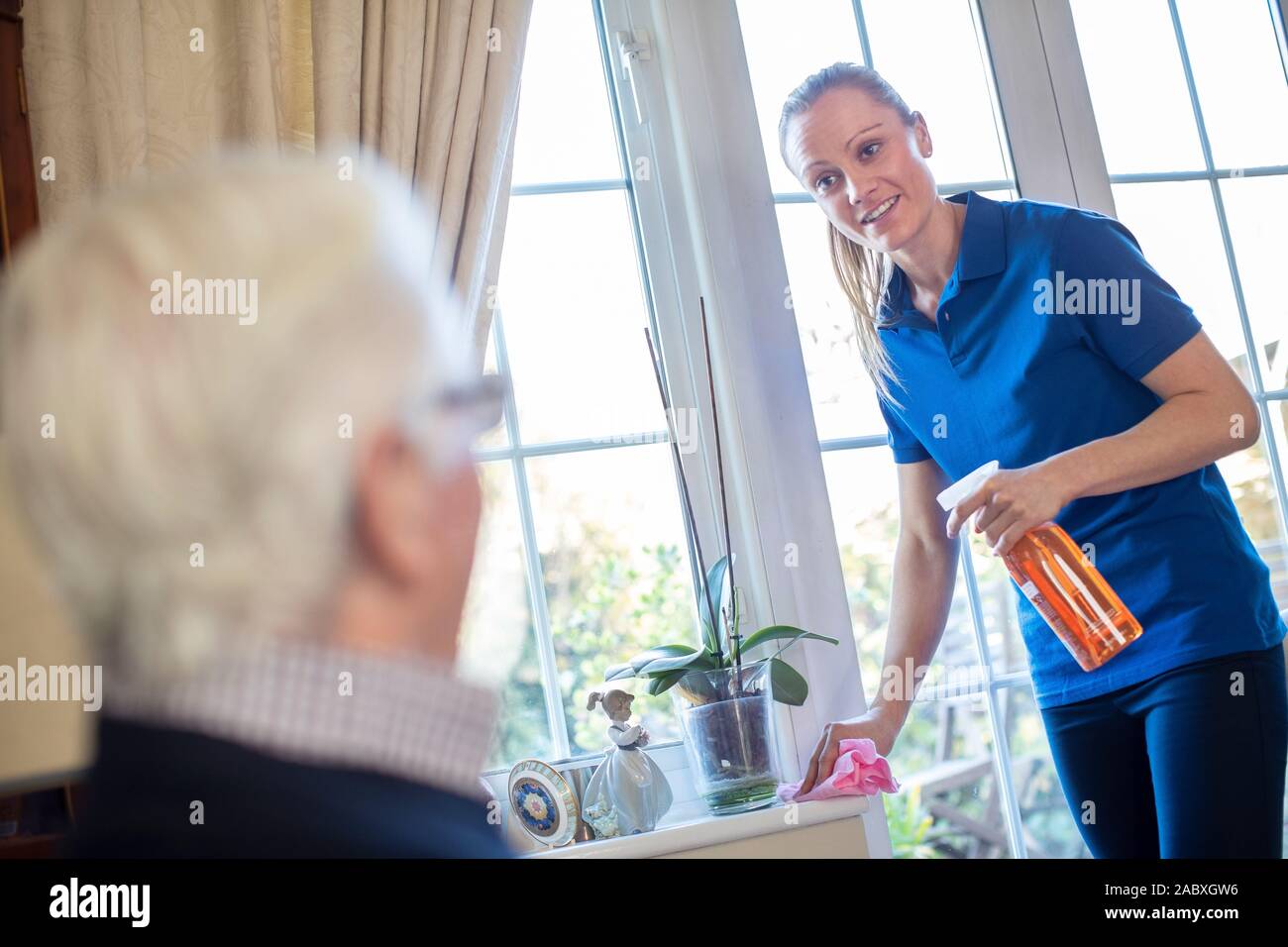 Weibliche Home Hilfe Reinigung Haus für ältere Menschen Stockfoto