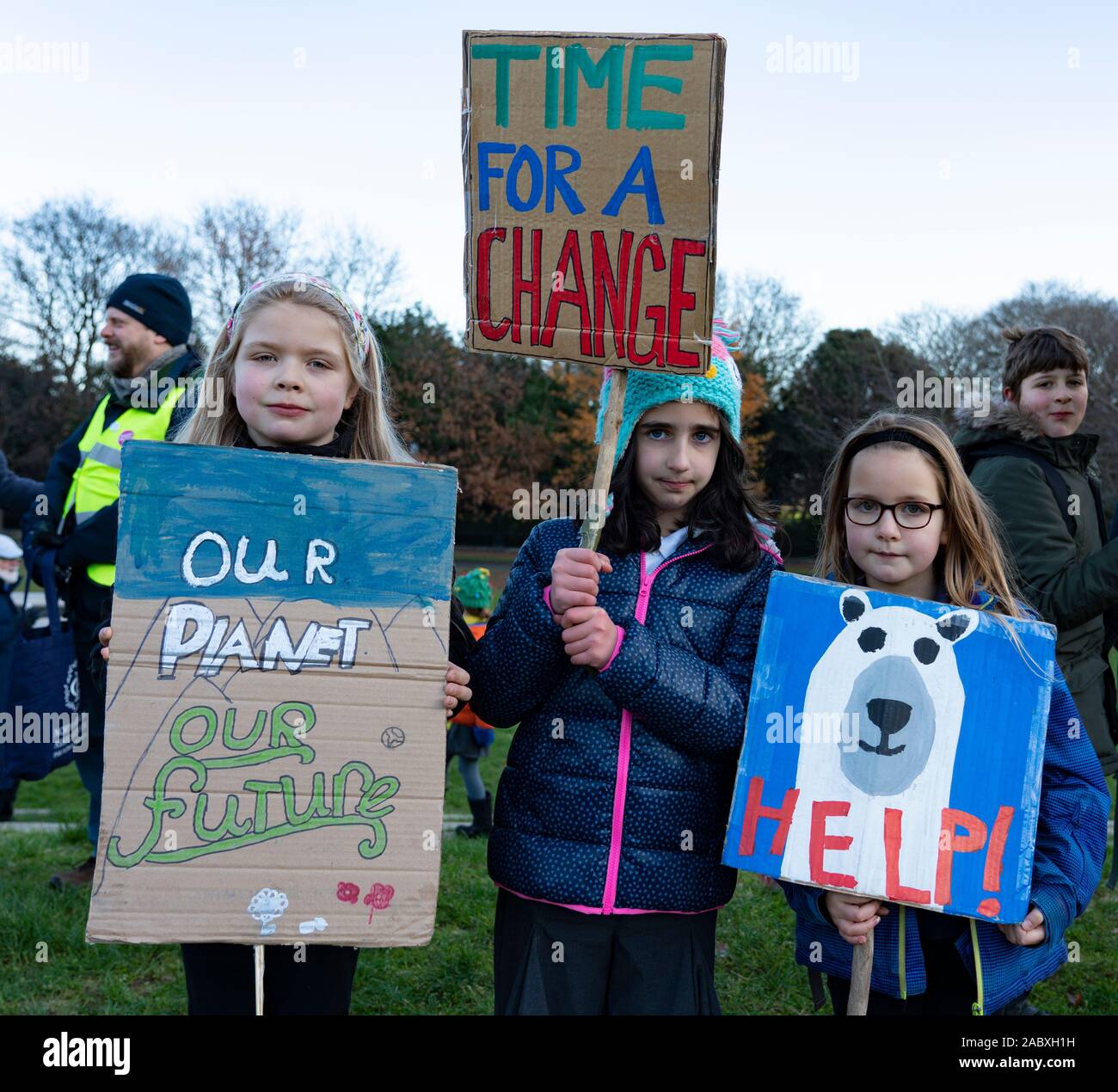 Edinburgh, Schottland, Großbritannien. 29 Nov, 2019. Junge Demonstranten außerhalb des Schottischen Parlamentsgebäude in Holyrood, Edinburgh versammelten Global Climate Action Day zu markieren. Ähnliche Proteste in vielen Europäischen Städten aufgetreten. Credit: Iain Masterton/Alamy leben Nachrichten Stockfoto