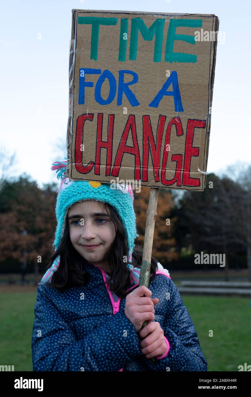 Edinburgh, Schottland, Großbritannien. 29 Nov, 2019. Junge Demonstranten außerhalb des Schottischen Parlamentsgebäude in Holyrood, Edinburgh versammelten Global Climate Action Day zu markieren. Ähnliche Proteste in vielen Europäischen Städten aufgetreten. Credit: Iain Masterton/Alamy leben Nachrichten Stockfoto