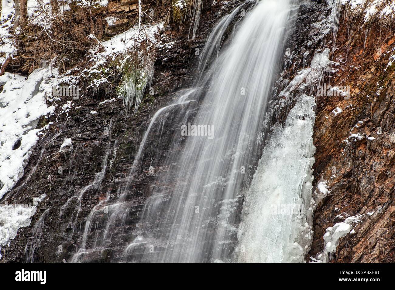 Atemberaubende gefrorenen Wasserfall auf rocky mountain Stockfoto