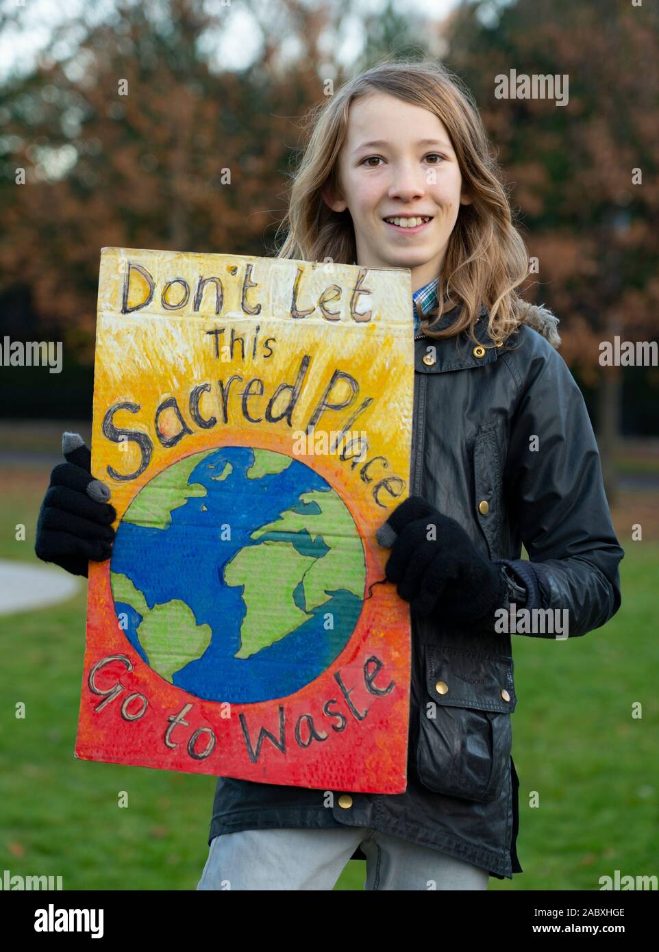 Edinburgh, Schottland, Großbritannien. 29 Nov, 2019. Junge Demonstranten außerhalb des Schottischen Parlamentsgebäude in Holyrood, Edinburgh versammelten Global Climate Action Day zu markieren. Ähnliche Proteste in vielen Europäischen Städten aufgetreten. Credit: Iain Masterton/Alamy leben Nachrichten Stockfoto