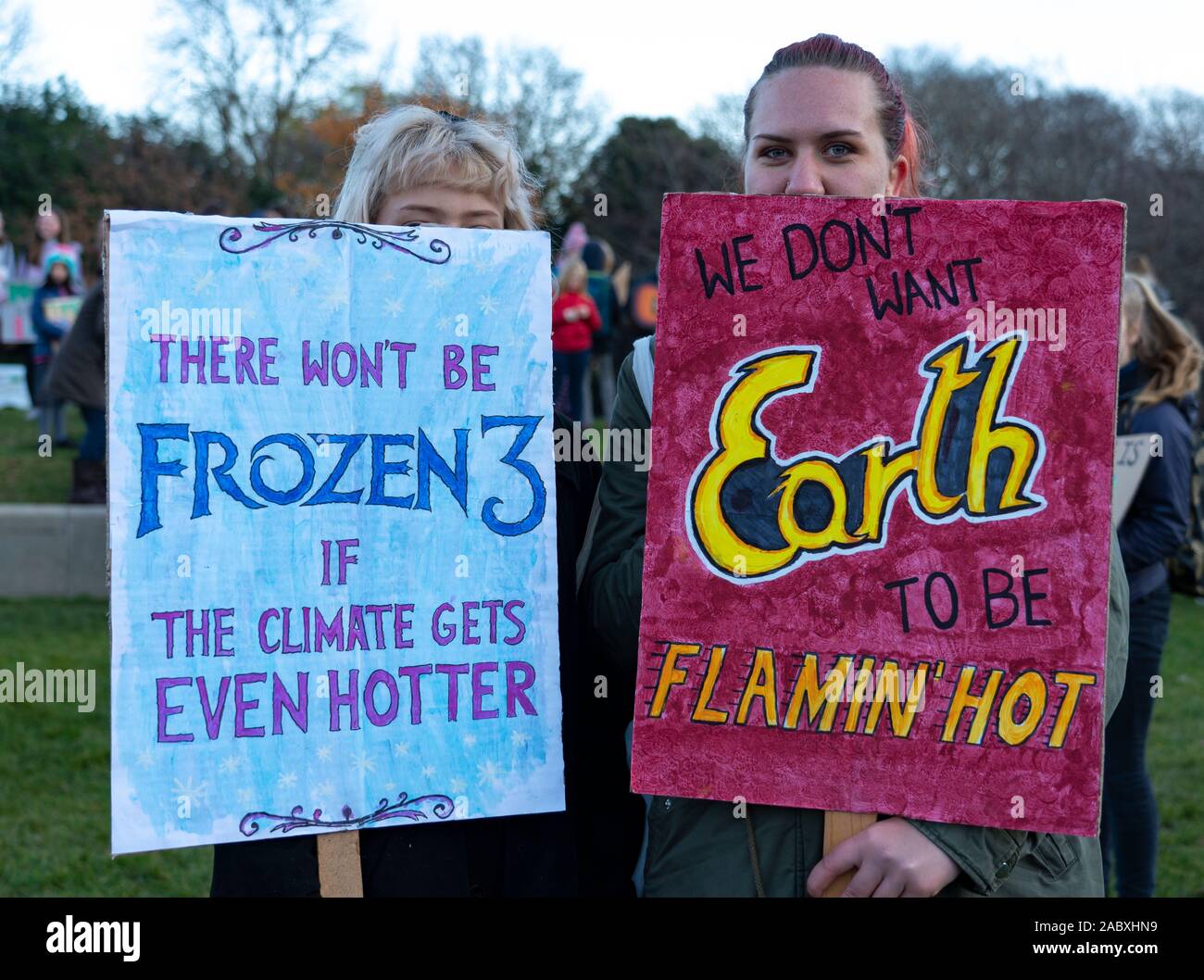 Edinburgh, Schottland, Großbritannien. 29 Nov, 2019. Junge Demonstranten außerhalb des Schottischen Parlamentsgebäude in Holyrood, Edinburgh versammelten Global Climate Action Day zu markieren. Ähnliche Proteste in vielen Europäischen Städten aufgetreten. Credit: Iain Masterton/Alamy leben Nachrichten Stockfoto