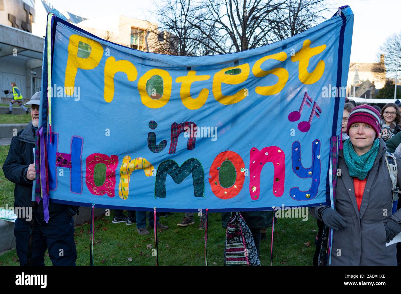 Edinburgh, Schottland, Großbritannien. 29 Nov, 2019. Junge Demonstranten außerhalb des Schottischen Parlamentsgebäude in Holyrood, Edinburgh versammelten Global Climate Action Day zu markieren. Ähnliche Proteste in vielen Europäischen Städten aufgetreten. Credit: Iain Masterton/Alamy leben Nachrichten Stockfoto
