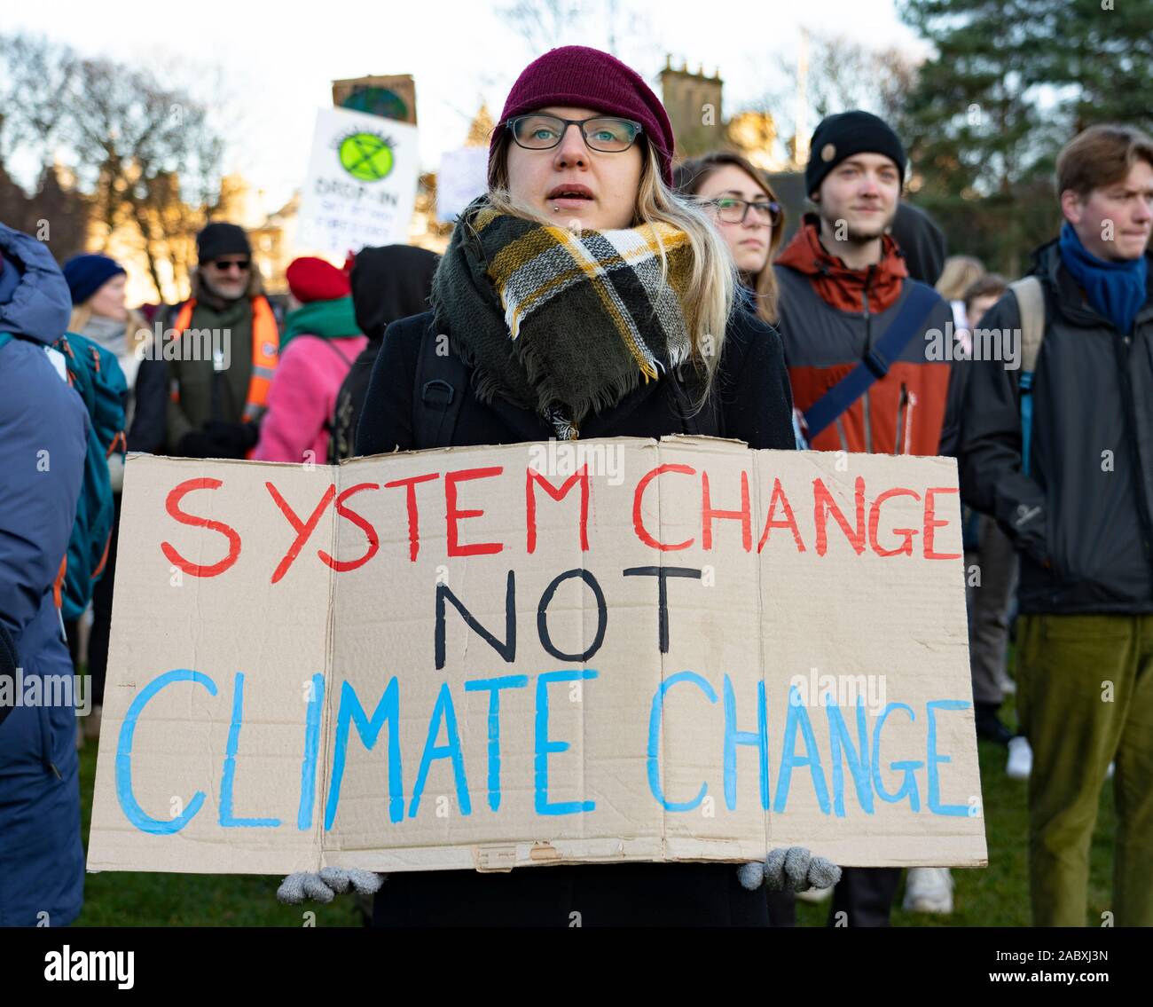 Edinburgh, Schottland, Großbritannien. 29 Nov, 2019. Junge Demonstranten außerhalb des Schottischen Parlamentsgebäude in Holyrood, Edinburgh versammelten Global Climate Action Day zu markieren. Ähnliche Proteste in vielen Europäischen Städten aufgetreten. Credit: Iain Masterton/Alamy leben Nachrichten Stockfoto