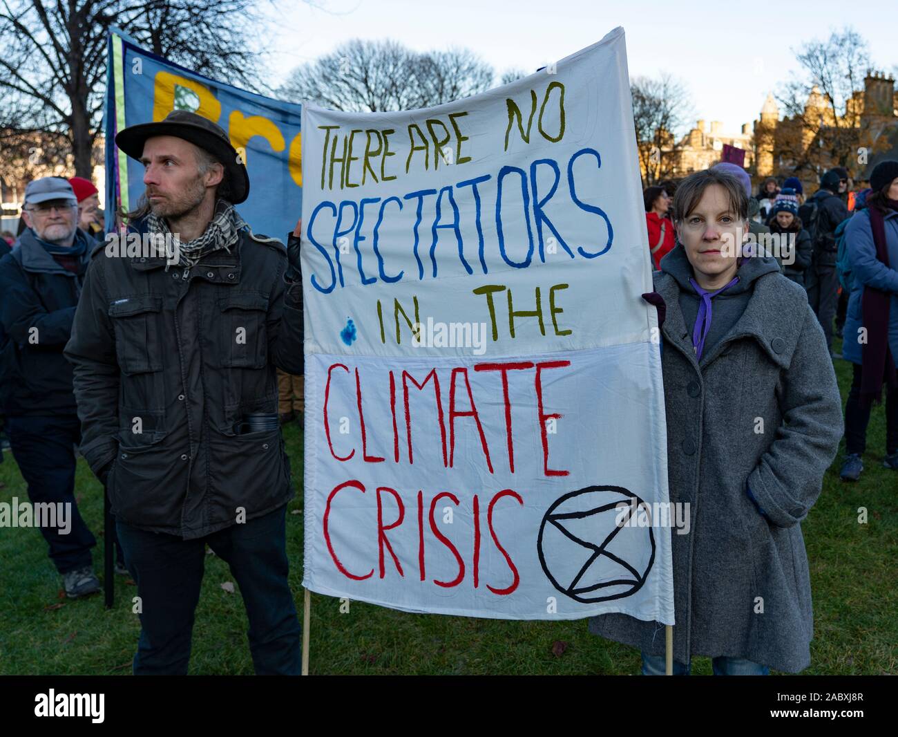 Edinburgh, Schottland, Großbritannien. 29 Nov, 2019. Junge Demonstranten außerhalb des Schottischen Parlamentsgebäude in Holyrood, Edinburgh versammelten Global Climate Action Day zu markieren. Ähnliche Proteste in vielen Europäischen Städten aufgetreten. Credit: Iain Masterton/Alamy leben Nachrichten Stockfoto
