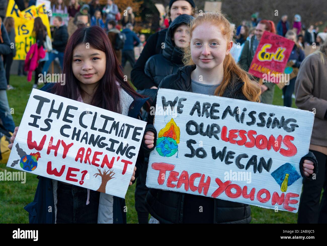 Edinburgh, Schottland, Großbritannien. 29 Nov, 2019. Junge Demonstranten außerhalb des Schottischen Parlamentsgebäude in Holyrood, Edinburgh versammelten Global Climate Action Day zu markieren. Ähnliche Proteste in vielen Europäischen Städten aufgetreten. Credit: Iain Masterton/Alamy leben Nachrichten Stockfoto