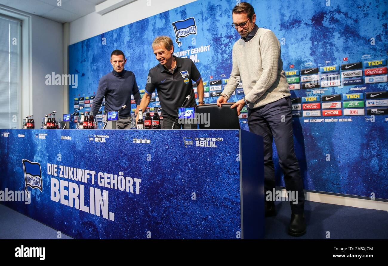 Berlin, Deutschland. 29 Nov, 2019. Marcus Jung (L-R), Pressesprecher der Hertha BSC, Trainer Jürgen Klinsmann und Geschäftsführer Michael Preetz eine Pressekonferenz vor dem Spiel gegen Borussia Dortmund. Credit: Andreas Gora/dpa/Alamy leben Nachrichten Stockfoto