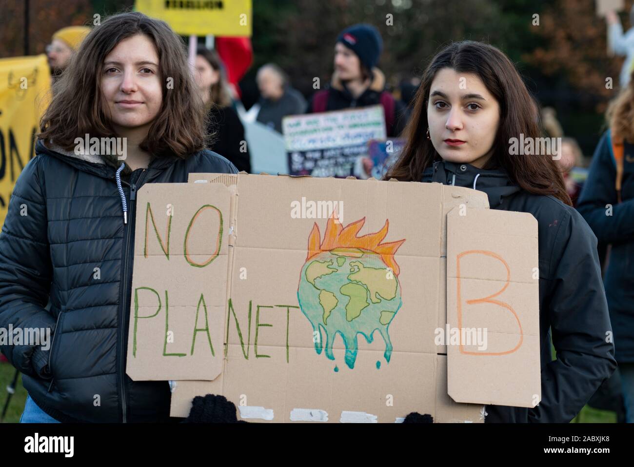 Edinburgh, Schottland, Großbritannien. 29 Nov, 2019. Junge Demonstranten außerhalb des Schottischen Parlamentsgebäude in Holyrood, Edinburgh versammelten Global Climate Action Day zu markieren. Ähnliche Proteste in vielen Europäischen Städten aufgetreten. Credit: Iain Masterton/Alamy leben Nachrichten Stockfoto