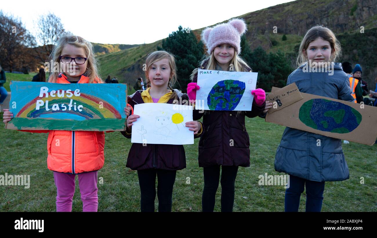 Edinburgh, Schottland, Großbritannien. 29 Nov, 2019. Junge Demonstranten außerhalb des Schottischen Parlamentsgebäude in Holyrood, Edinburgh versammelten Global Climate Action Day zu markieren. Ähnliche Proteste in vielen Europäischen Städten aufgetreten. Credit: Iain Masterton/Alamy leben Nachrichten Stockfoto