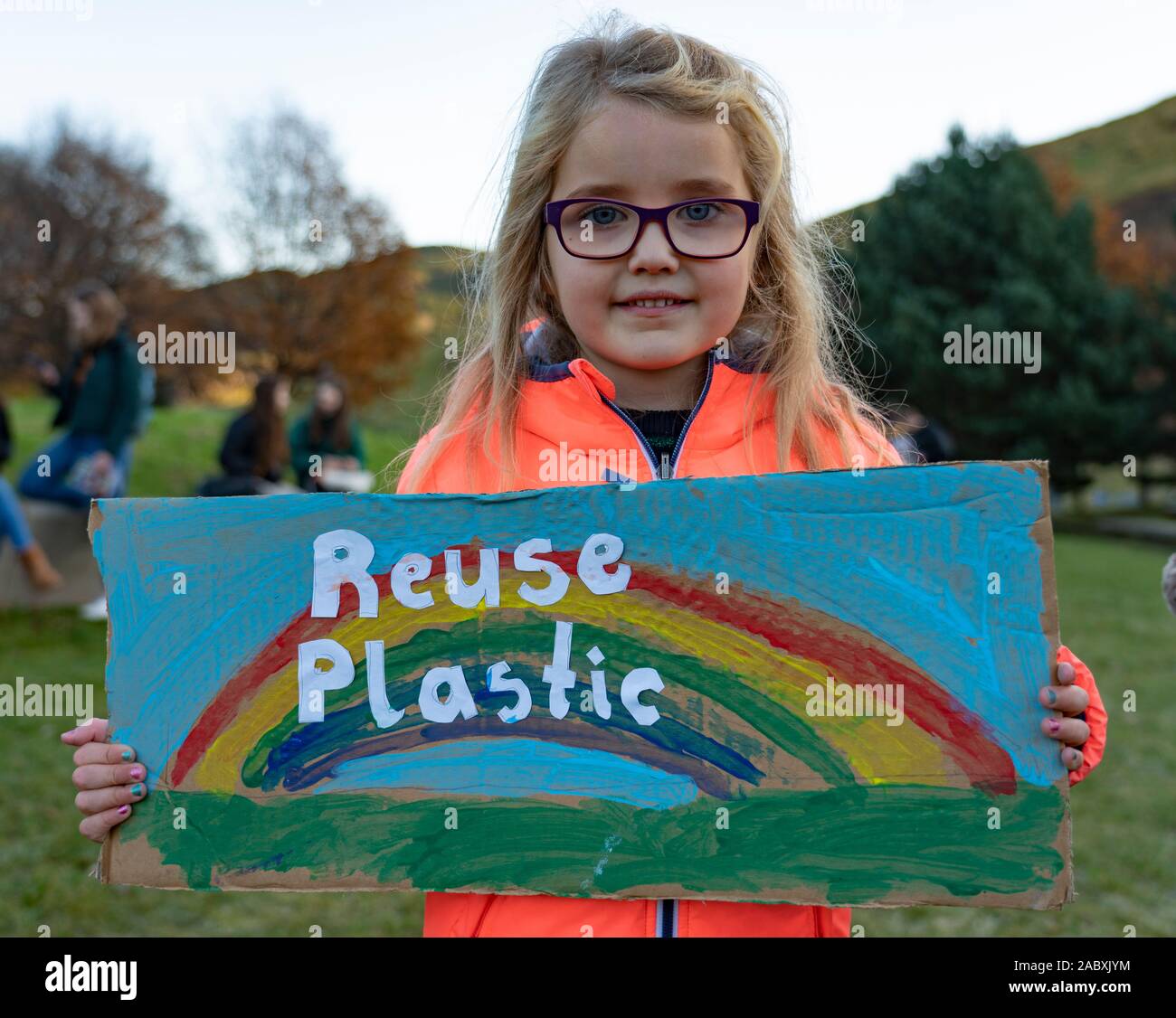 Edinburgh, Schottland, Großbritannien. 29 Nov, 2019. Junge Demonstranten außerhalb des Schottischen Parlamentsgebäude in Holyrood, Edinburgh versammelten Global Climate Action Day zu markieren. Ähnliche Proteste in vielen Europäischen Städten aufgetreten. Credit: Iain Masterton/Alamy leben Nachrichten Stockfoto
