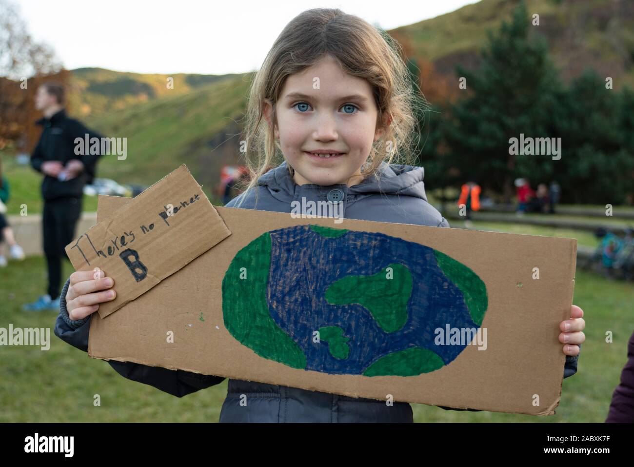 Edinburgh, Schottland, Großbritannien. 29 Nov, 2019. Junge Demonstranten außerhalb des Schottischen Parlamentsgebäude in Holyrood, Edinburgh versammelten Global Climate Action Day zu markieren. Ähnliche Proteste in vielen Europäischen Städten aufgetreten. Credit: Iain Masterton/Alamy leben Nachrichten Stockfoto
