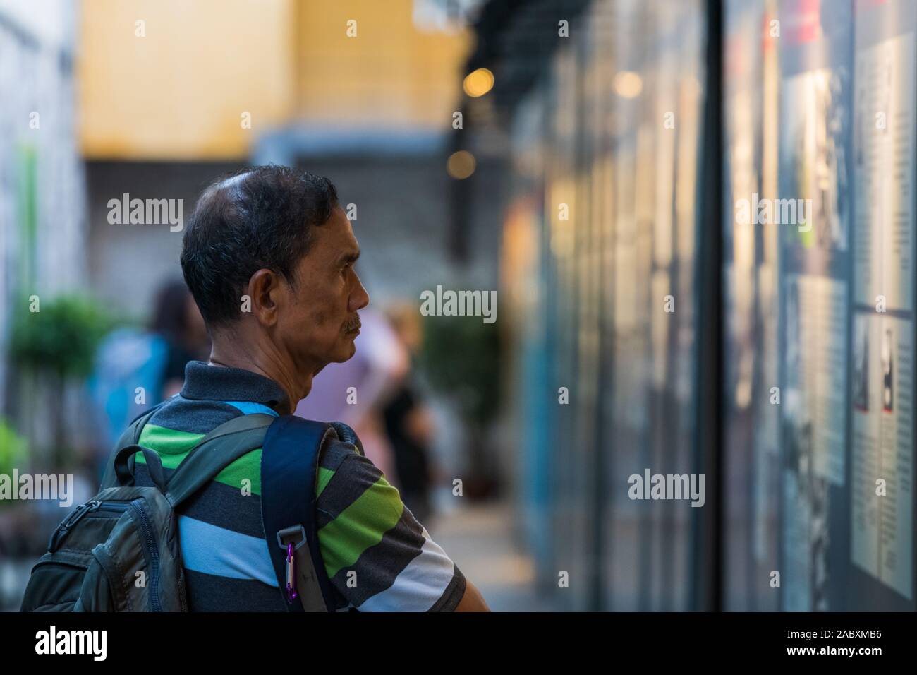 Touristen besuchen das Hoa Lo Gefängnis in Hanoi im Vietnamkrieg eingesetzt, Vietnam Stockfoto