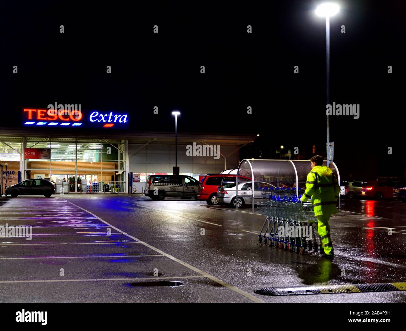 Tesco extra Superstore bei Nacht, Firma Ilkeston, Nottingham, Großbritannien Stockfoto