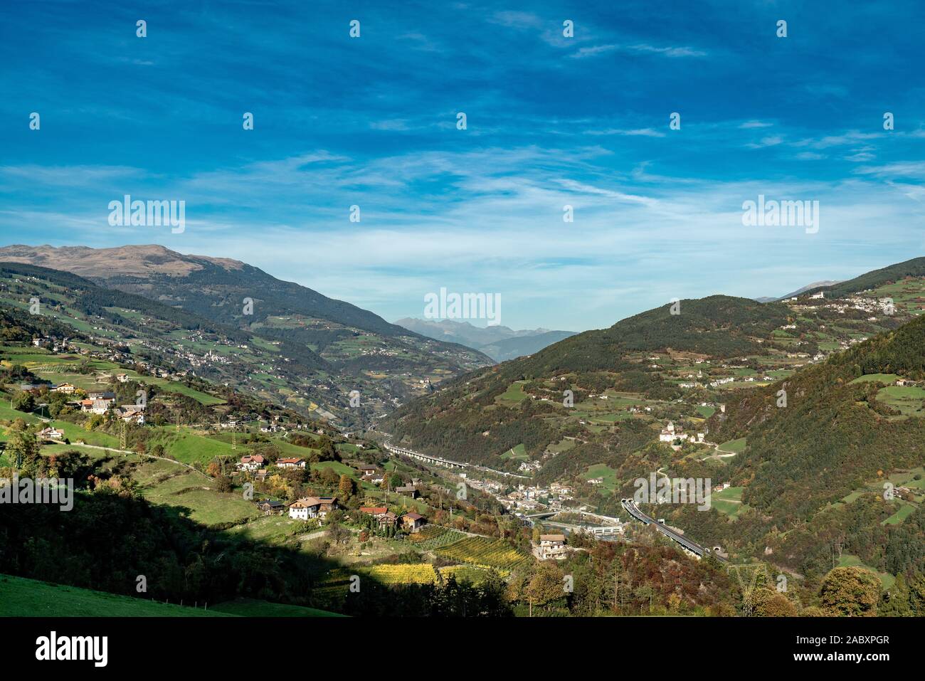 Mit Blick auf das Eisacktal mit der Brennerautobahn und die Dörfer auf dem Ritten wie Barbian und Saubach Stockfoto