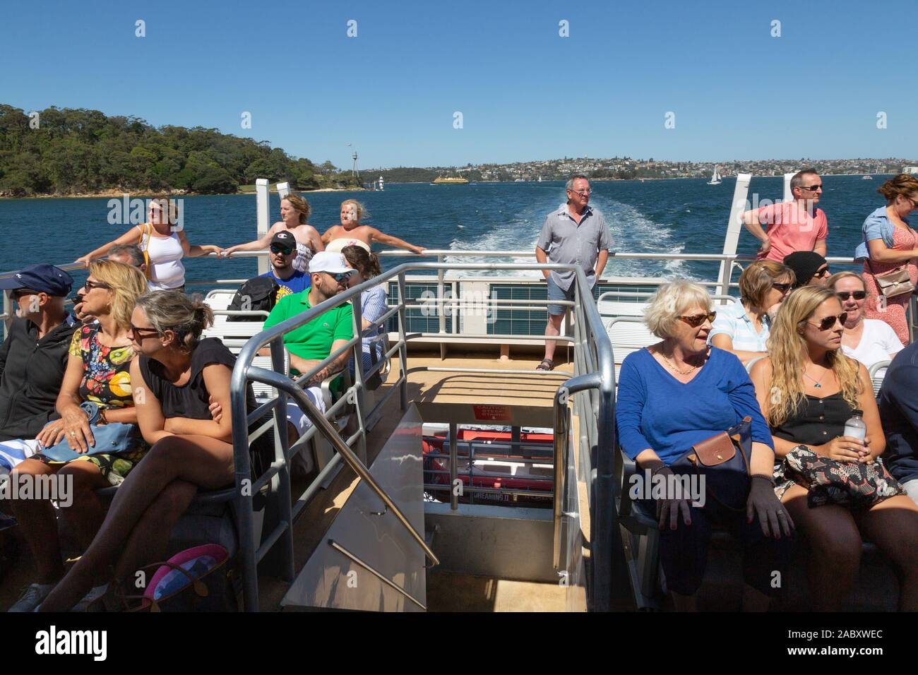 Passagiere der Sydney Fähre, die auf dem Oberdeck einer Sydney Fähre reisen, an einem Sommertag im Hafen von Sydney, Sydney New South Wales Australien Stockfoto