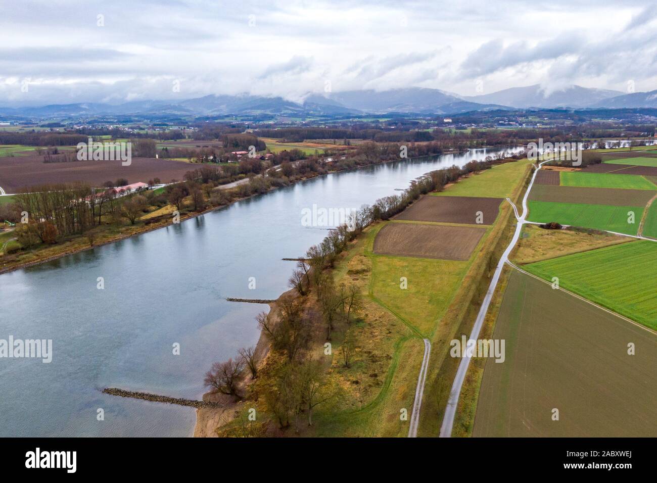 Stephansposching, Deutschland. 29 Nov, 2019. Die Donau in der Nähe von stephansposching im Landkreis Deggendorf. Die Europäische Kommission hat grünes Licht für den Ausbau der Donau zwischen Straubing und Deggendorf, die über ein kontroverses Thema für viele Jahre gewesen. Foto: Armin Weigel/dpa/Alamy leben Nachrichten Stockfoto