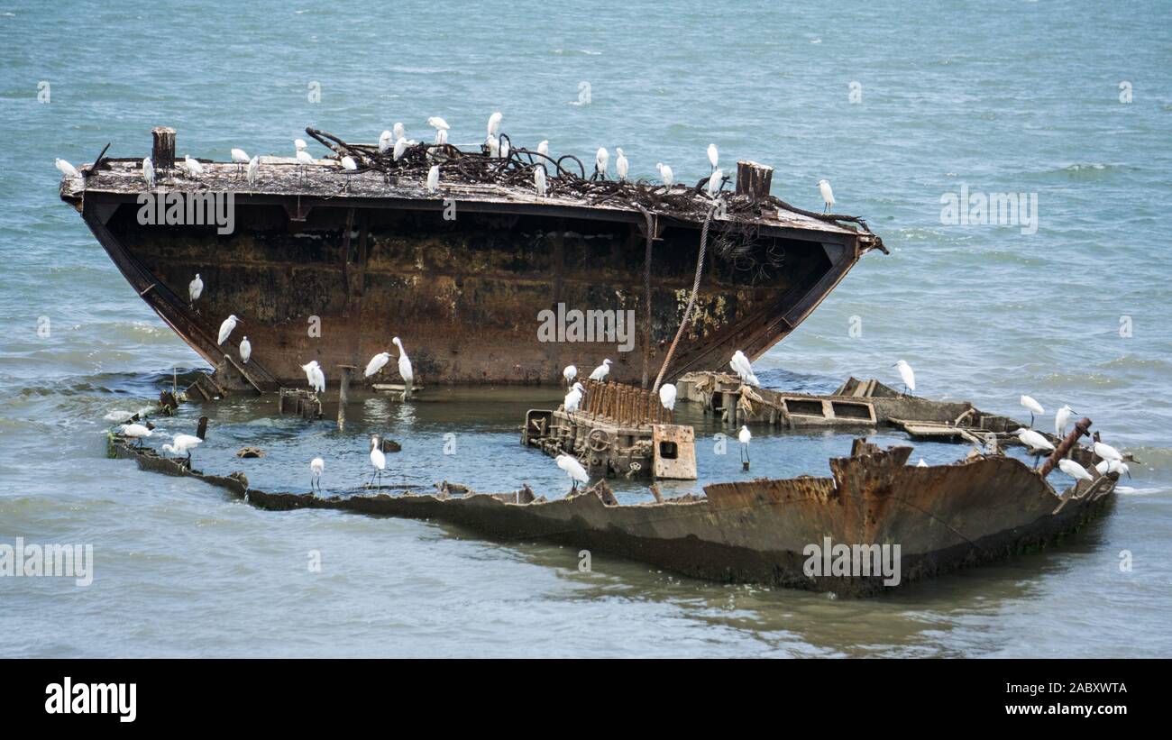 Aufgegebenen Schiffe Rost entfernt an der Küste von Angola. Stockfoto