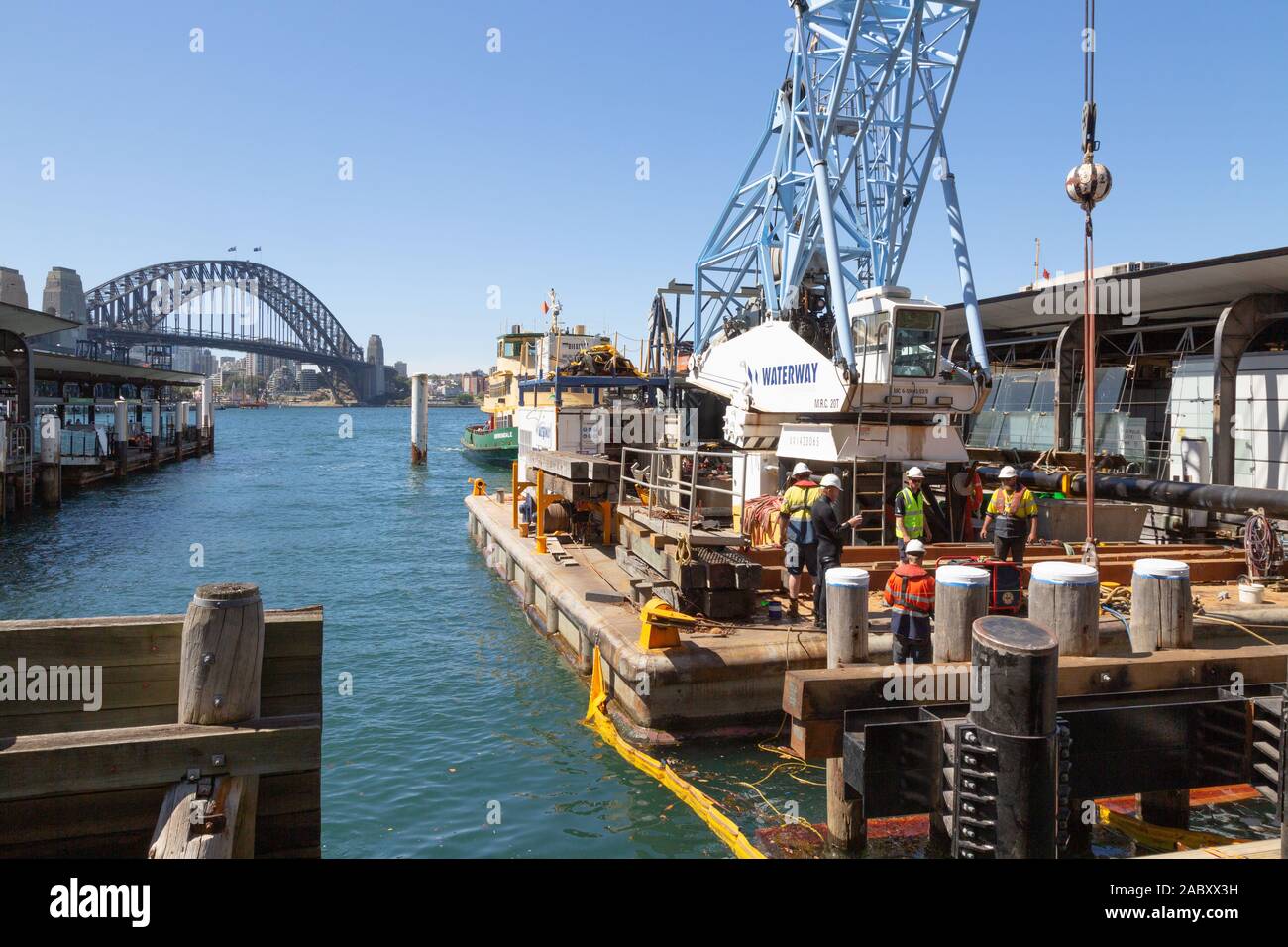 Hafenbaggerei; ein Bagger, der am Kai, Sydney Harbour, Sydney Australien, arbeitet Stockfoto