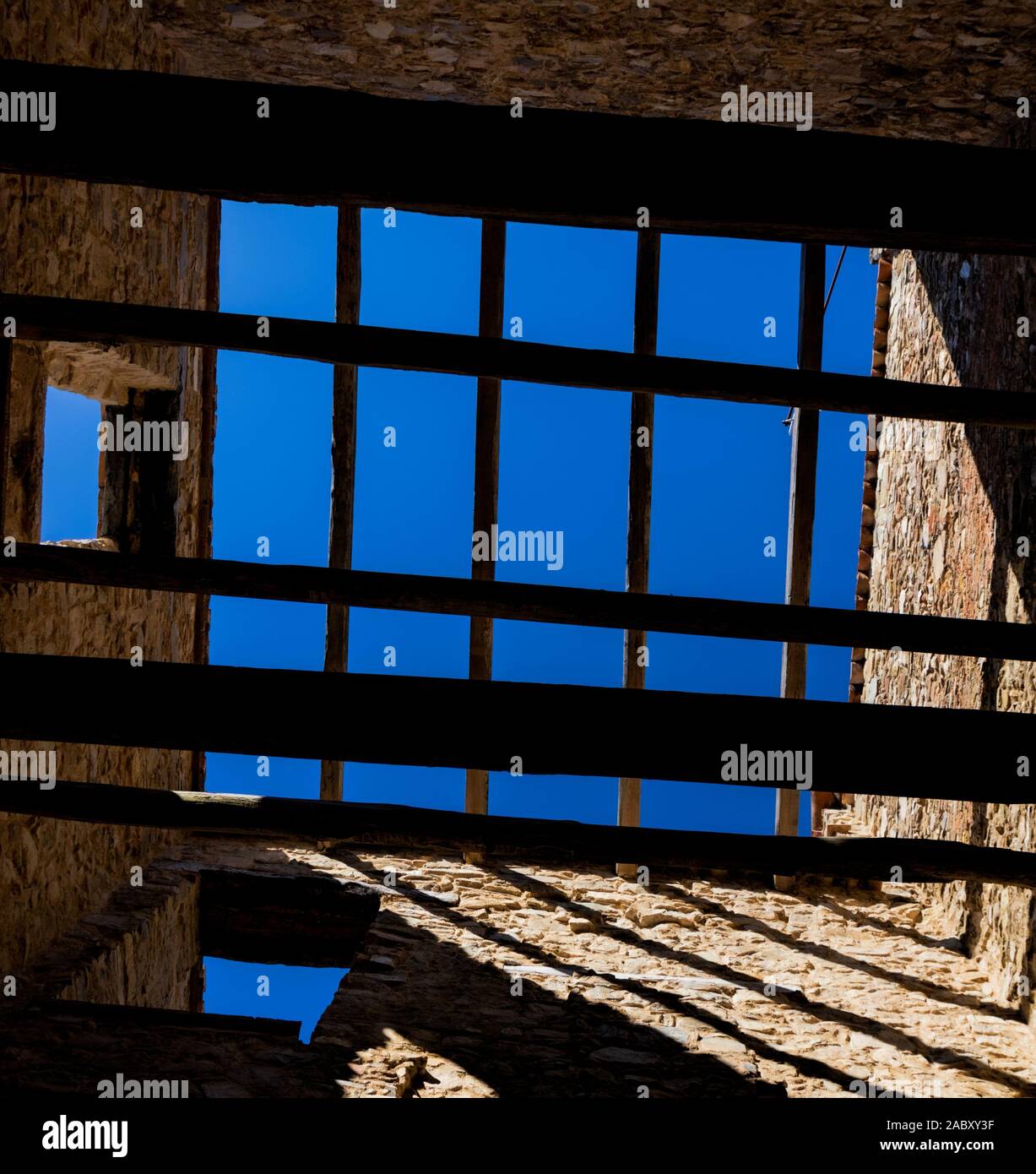 Das verlassene Dorf Roscigno. Die Holzbalken an der Decke, die nicht mehr existiert. Stockfoto