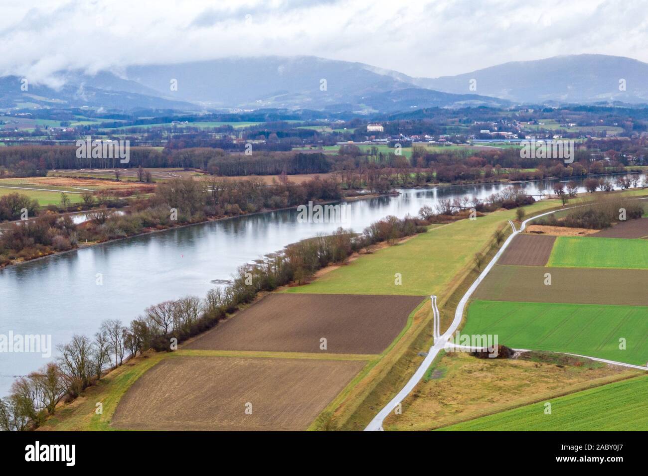 Stephansposching, Deutschland. 29 Nov, 2019. Die Donau in der Nähe von stephansposching im Landkreis Deggendorf. Die Europäische Kommission hat grünes Licht für den Ausbau der Donau zwischen Straubing und Deggendorf, die über ein kontroverses Thema für viele Jahre gewesen. Foto: Armin Weigel/dpa/Alamy leben Nachrichten Stockfoto