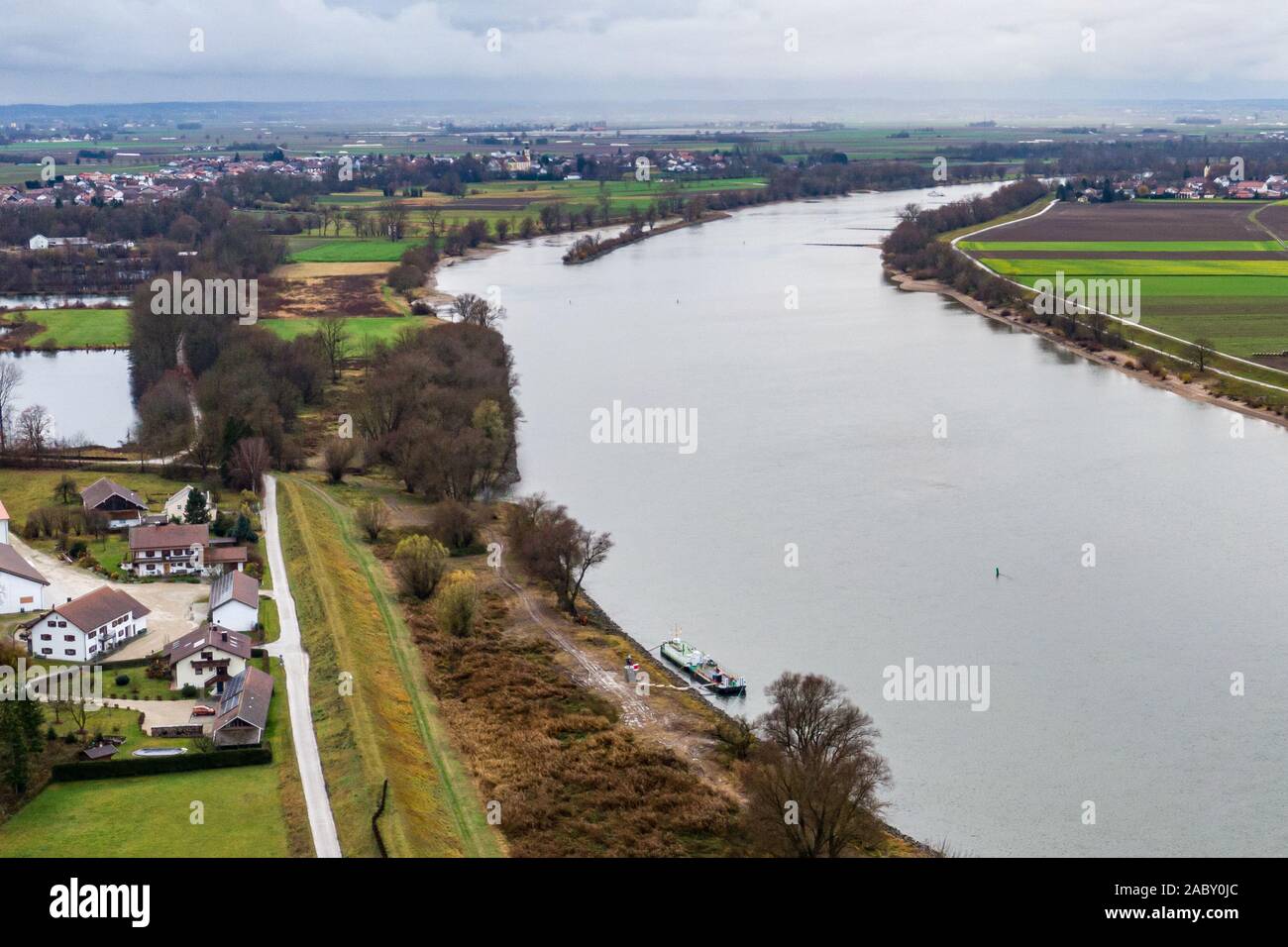 Stephansposching, Deutschland. 29 Nov, 2019. Die Donau in der Nähe von stephansposching im Landkreis Deggendorf. Die Europäische Kommission hat grünes Licht für den Ausbau der Donau zwischen Straubing und Deggendorf, die über ein kontroverses Thema für viele Jahre gewesen. Foto: Armin Weigel/dpa/Alamy leben Nachrichten Stockfoto