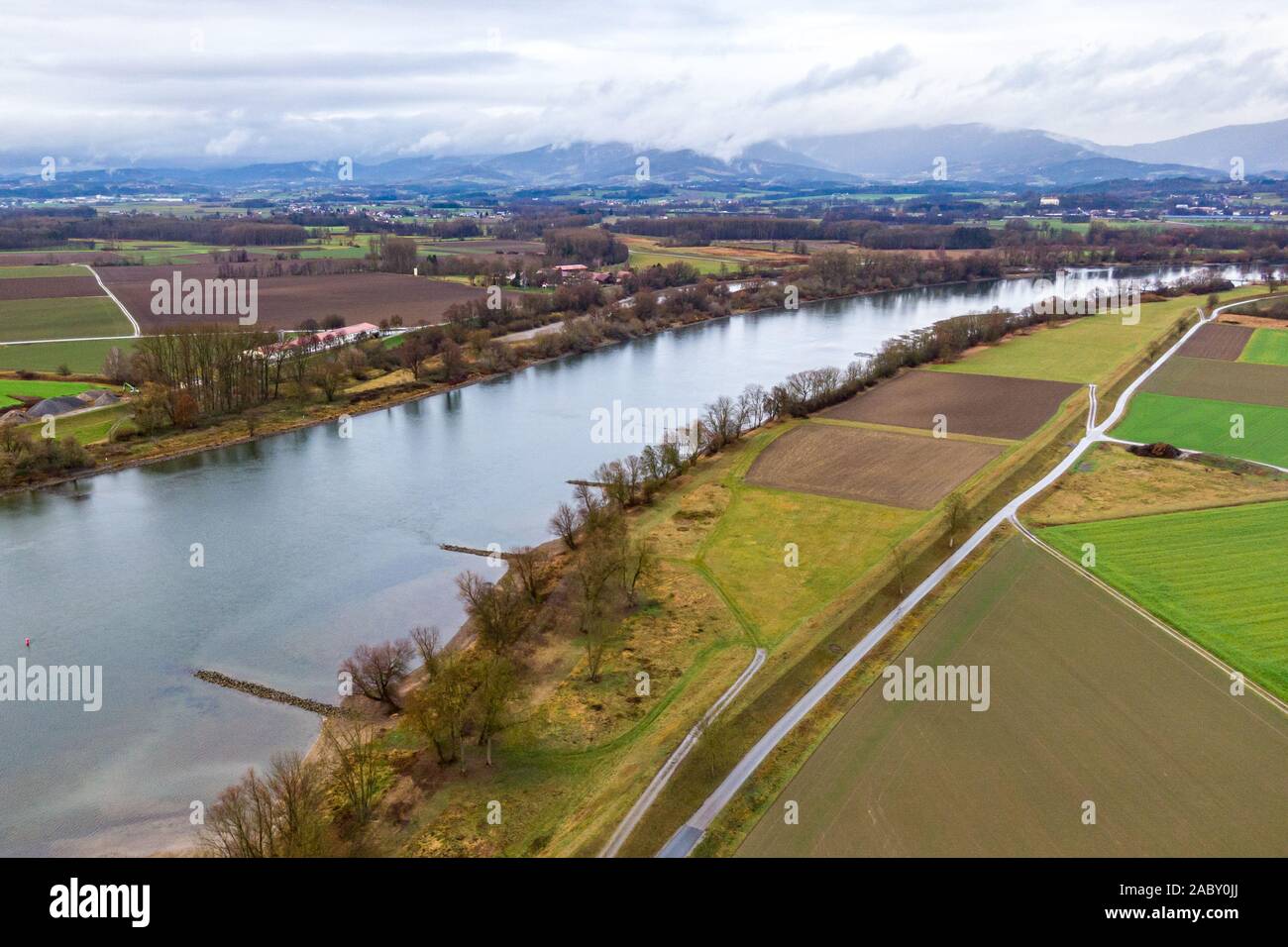 Stephansposching, Deutschland. 29 Nov, 2019. Die Donau in der Nähe von stephansposching im Landkreis Deggendorf. Die Europäische Kommission hat grünes Licht für den Ausbau der Donau zwischen Straubing und Deggendorf, die über ein kontroverses Thema für viele Jahre gewesen. Foto: Armin Weigel/dpa/Alamy leben Nachrichten Stockfoto