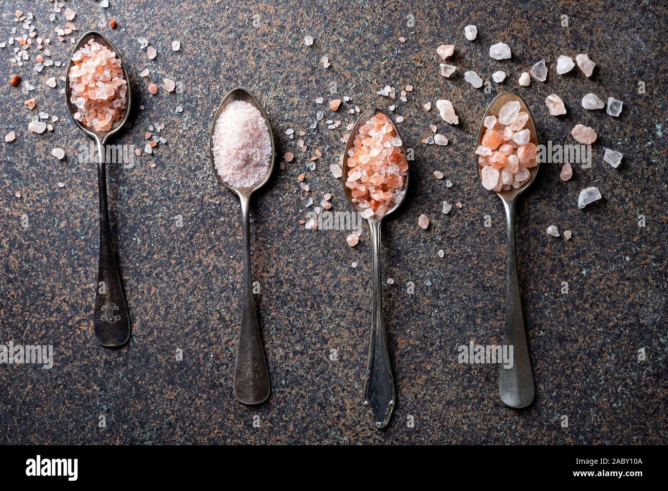 Grobe und feine rosa Himalaya Salz auf vintage Löffel, Ansicht von oben Stockfoto