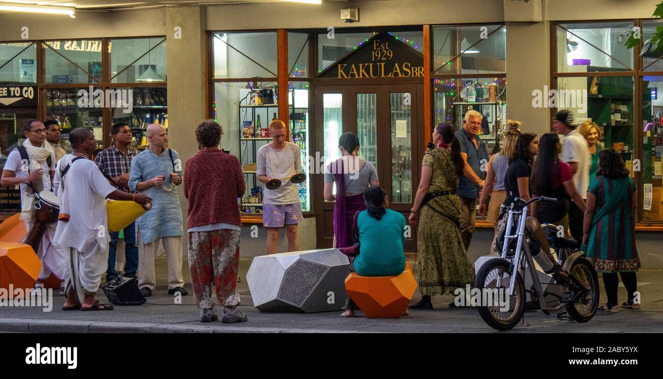 Hare Krishnas Verfechtern tanzen und singen vor Kakulus Bris Lebensmittelgeschäft an der William Street Northbridge Perth Western Australia. Stockfoto