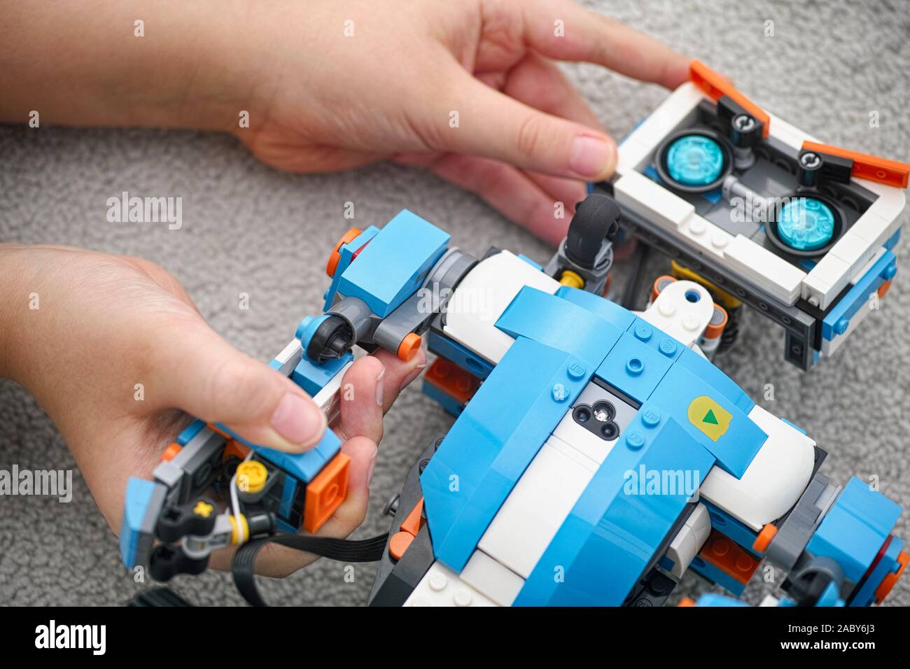 Tambow, Russische Föderation - November 20, 2019 Lego Boost Vernie der Roboter in den Händen. Close Up. Stockfoto