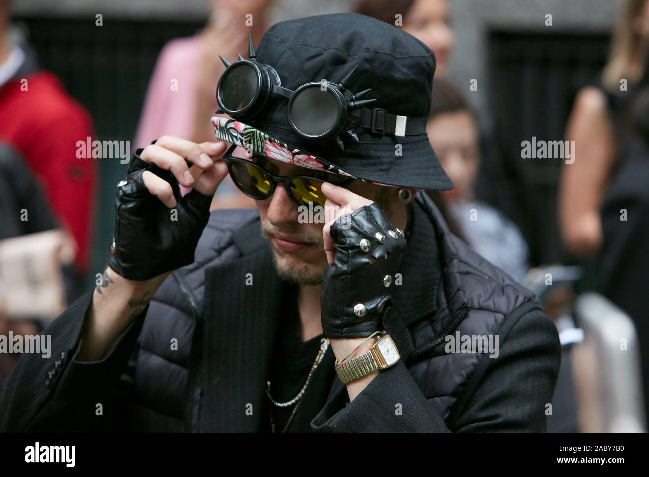 Mailand, Italien - 19 September, 2019: Mann mit schwarzem Hut und Sonnenbrille mit Bolzen vor dem Emporio Armani Fashion Show, Mailand Fashion Week street style Stockfoto