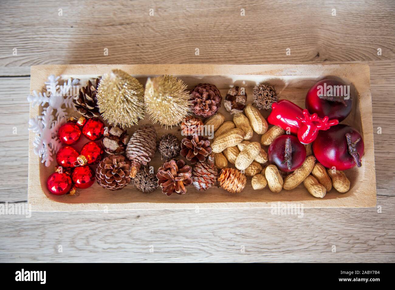 Weihnachten Dekoration für zu Hause. Mit Lichtern, Bälle, Adventskranz und ein Engel. Schön in Holz dekoriert. Stockfoto