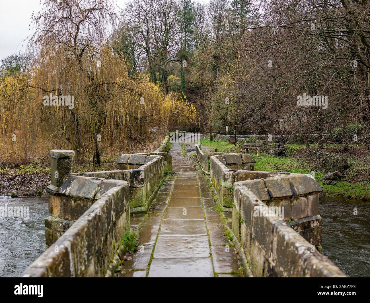 Alte Steinbrücke über den Fluss Wye in der Derbyshire Stadt Bakewell Stockfoto