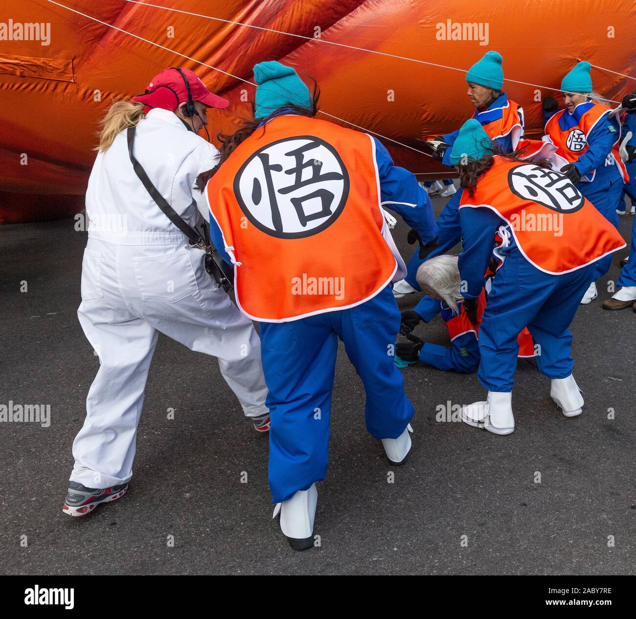 Handler fallen, während Goku von Toei Animation riesigen Ballon gering, da der starke Wind auf der 93. jährlichen Thanksgiving Day Parade von Macy's anzusehen allein Central Park West (Foto von Lew Radin/Pacific Press) Stockfoto