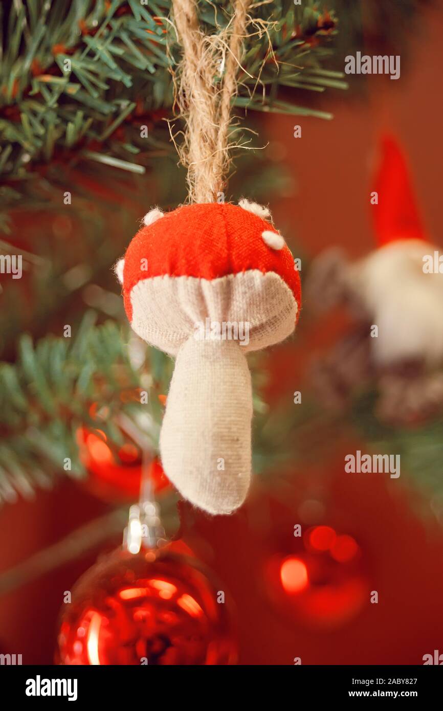 Geschmückten Weihnachtsbaum und das hängen kleine Fly agaric Pilz. Stockfoto