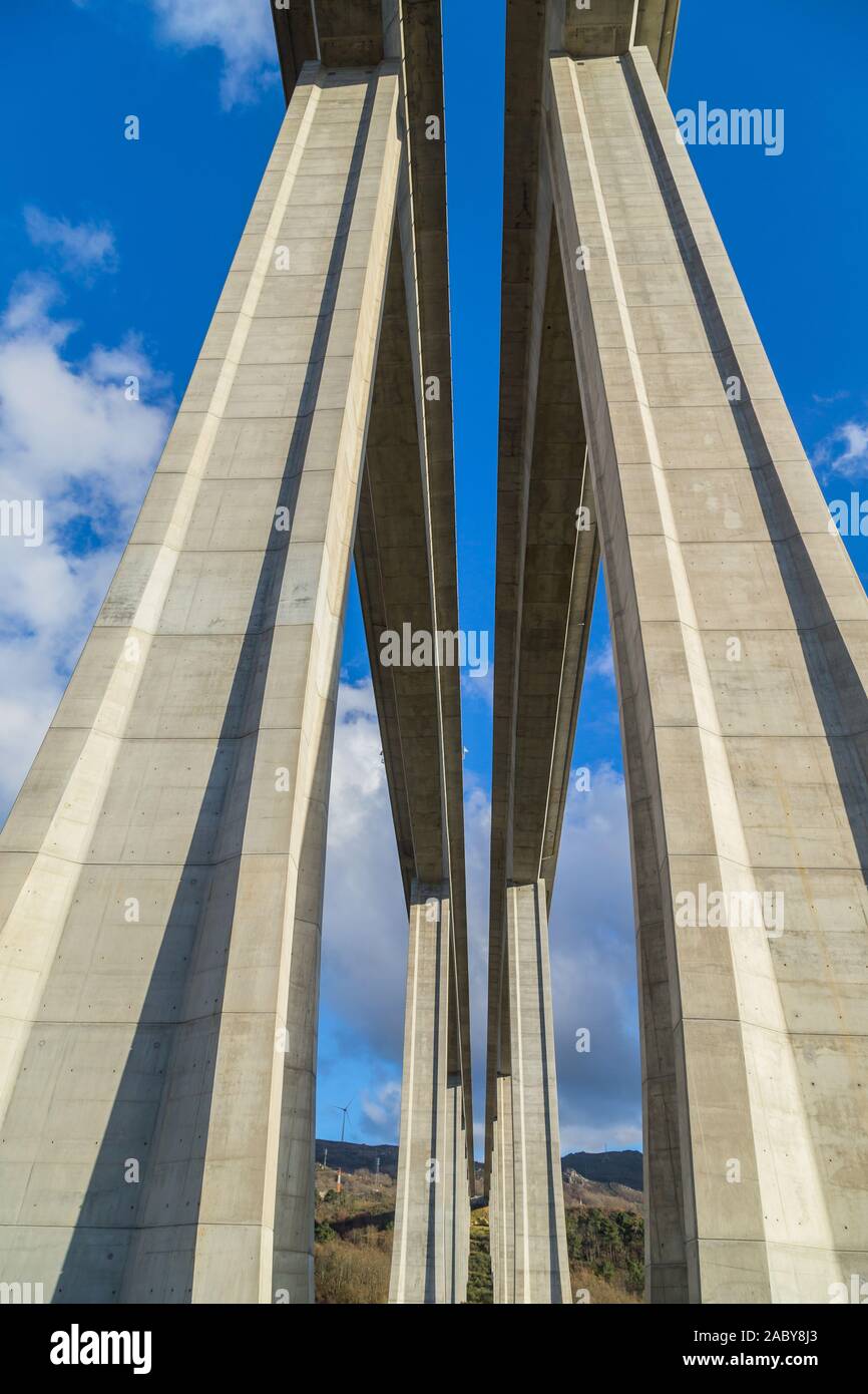 Autobahn konkrete Brücke von unten, im Norden von Portugal Stockfoto