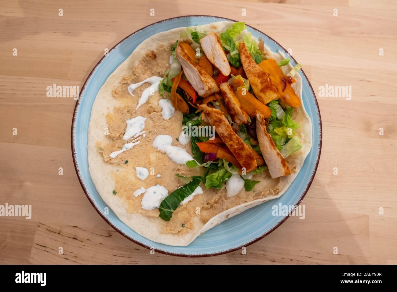 Frische und gesunde Chicken Wraps mit Gemüse und leckeren Saucen. Stockfoto