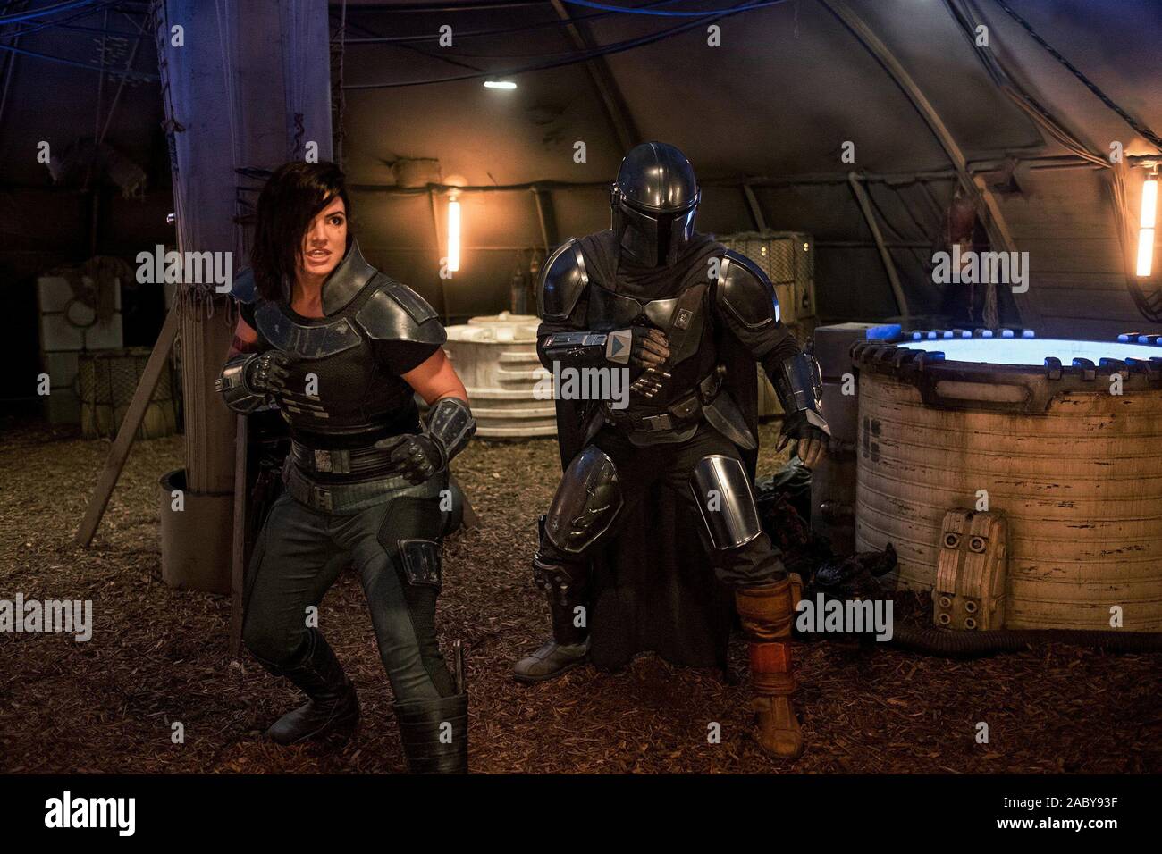 GINA CARANO und PEDRO PASCAL in die MANDALORIANER (2019), unter der