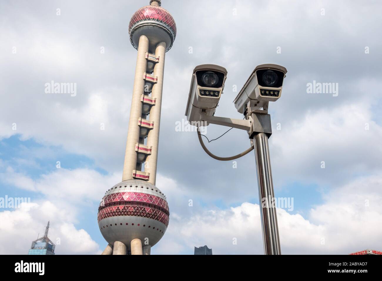 Hikvision Überwachungskameras sind auf dem Ring Überführung in der Nähe des Oriental Pearl TV Tower in der Lujiazui Finanzviertel in Pudong, Shanghai gesehen, Stockfoto